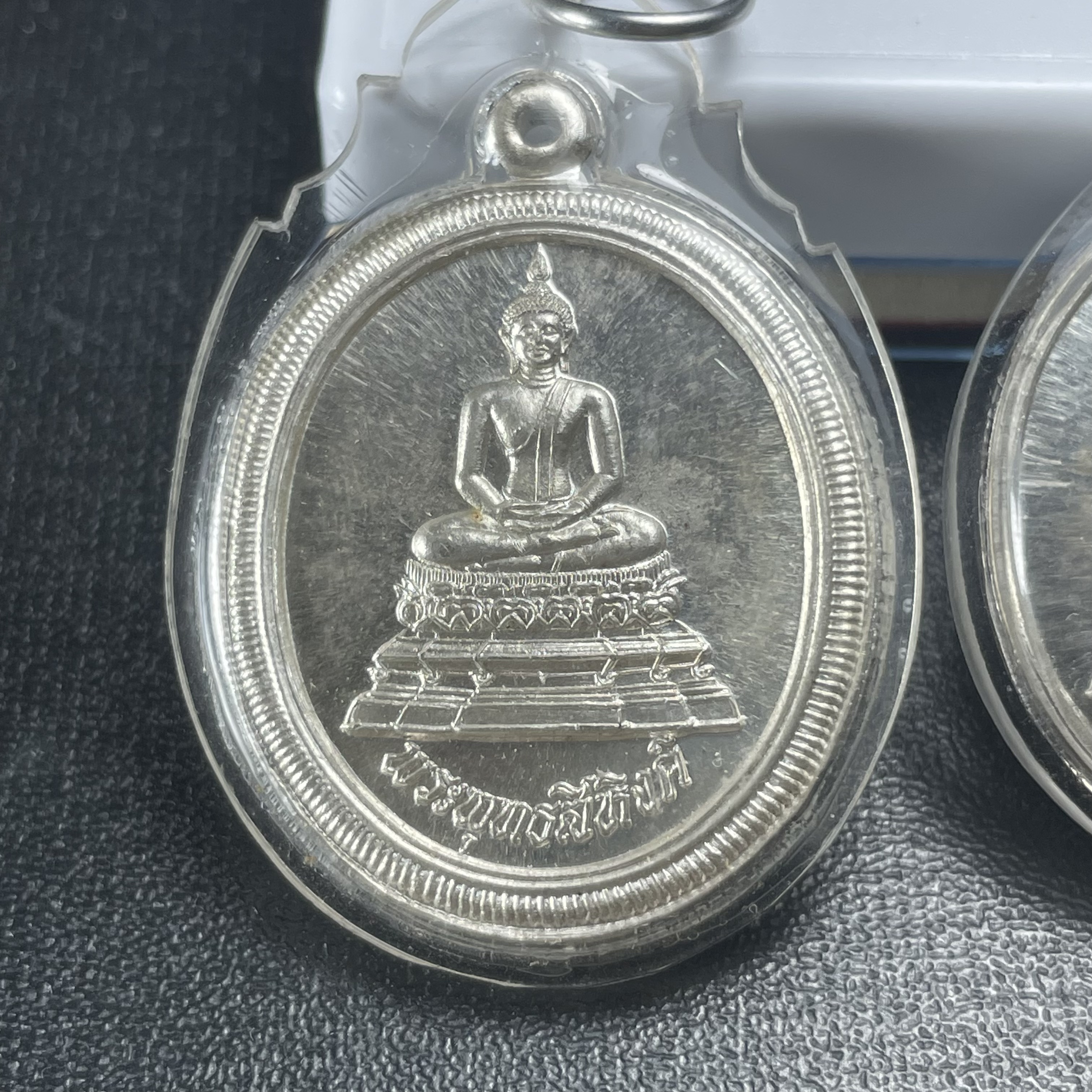 เหรียญพระพุทธสิหิงค์ ภปร. รุ่นมหาลัยธรรมศาสตร์ 60ปี พ.ศ.2537 พิมพ์ใหญ่+พิมพ์เล็ก เนื้อเงินผิวเดิม(ในหลวงรัชกาลที่9เสด็จในพิธี)(หลวงตามหาบัวร่วมปลุกเสก)