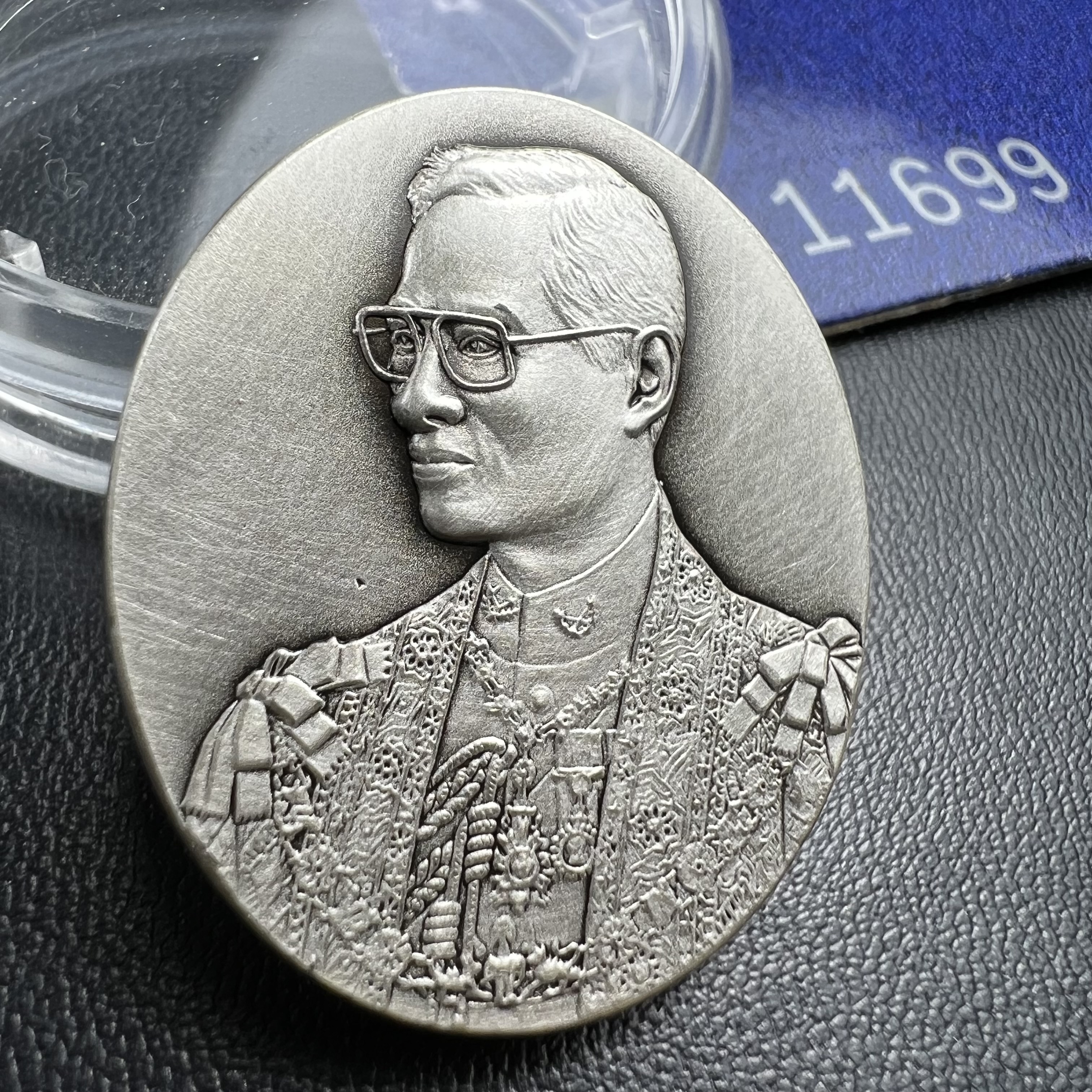 เหรียญ ร.9 เฉลิมพระเกียรติ 72 พรรษา 3 มิติโฮโลแกรม(รุ่นแรก) เหรียญนิเกิ้ลเคลือบเงิน 999(ชุบเงินรมดำ)(ผลิตจากโรงงานกษาปณ์ฮูกานินทร์ ประเทศสวิสเซอร์แลนด์) (สภาพสวยเดิมพร้อมซองบรรจุเดิม)หมายเลข11699(เลขสวย)