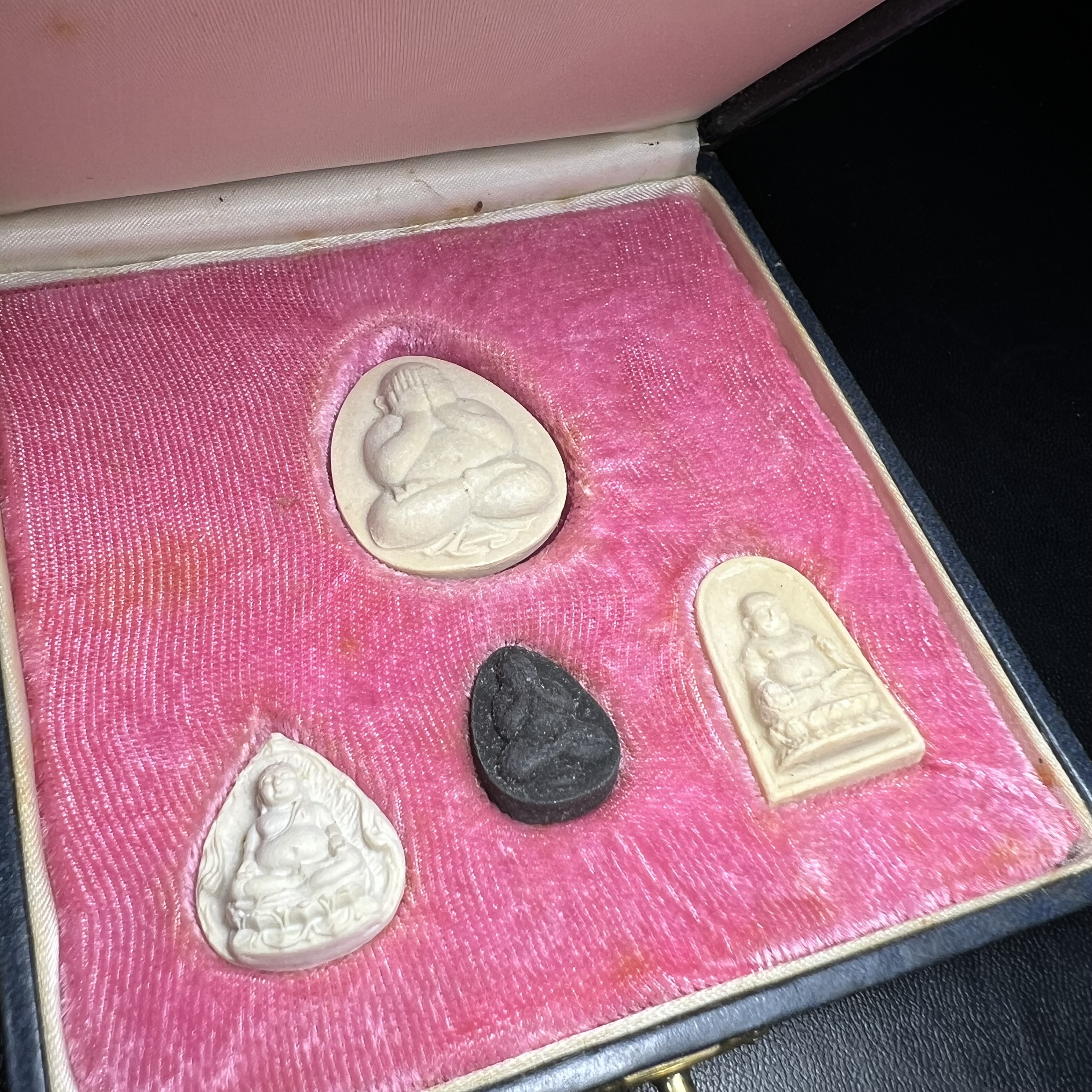 พระปิดตา รุ่นแรก ชุดกรรมการ ชุดมงคลการบำเพ็ญกุศลอายุครบ 6 รอบ(72 พรรษา) สมเด็จพระญาณสังวร วัดบวรนิเวศวิหาร วันที่ 2-3 ตุลาคม 2528 (1ชุดประกอบด้วยพระเนื้อผง 4 รายการ)ชุดกรรมการพร้อมกล่องบรรจุเดิมครบสมบูรณ์(หายาก)