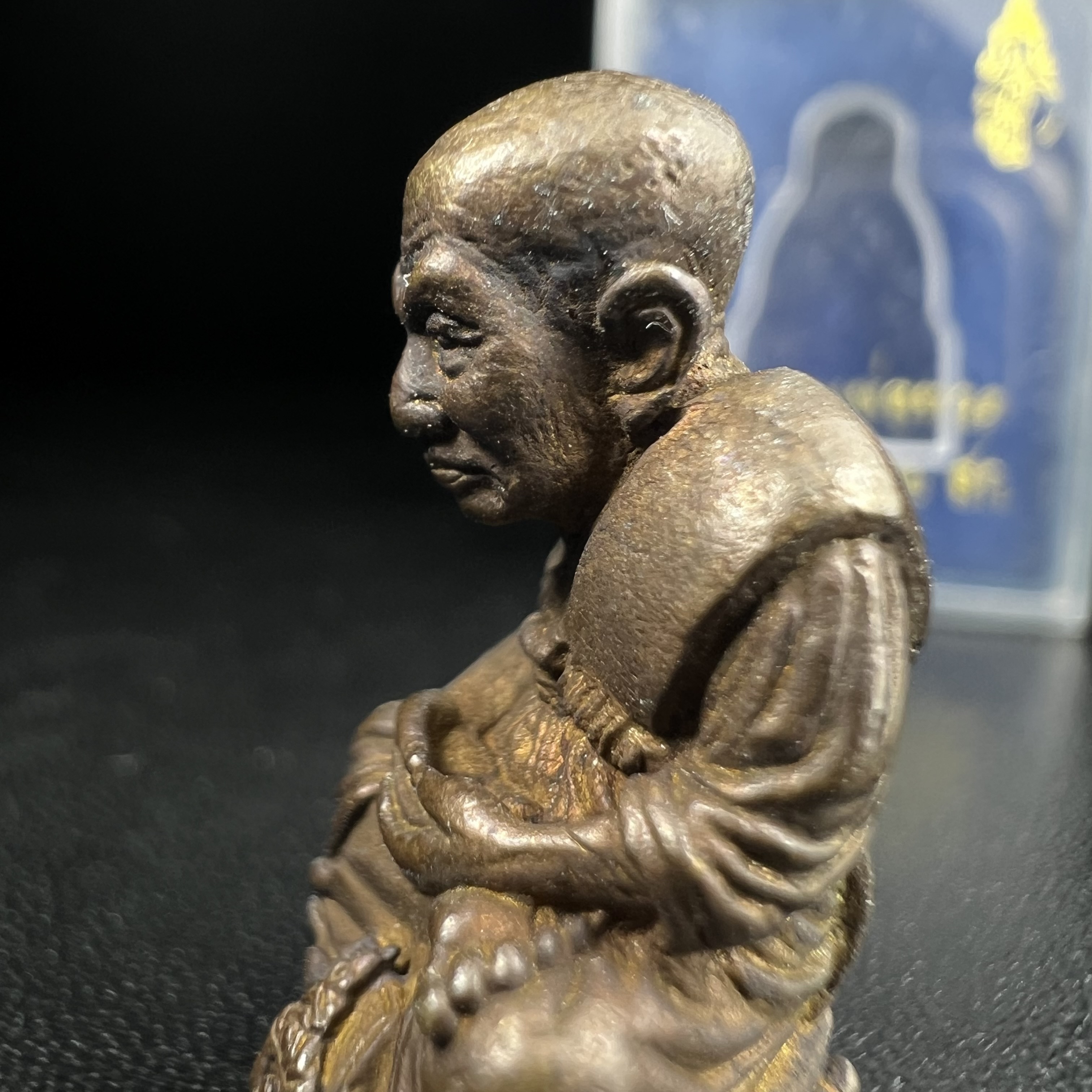 หลวงพ่อทวด พระนามาภิไธย สก. วัดห้วยมงคล จ.ประจวบคีรีขันธ์ ปี 2544(รุ่นแรก) รูปหล่อลอยองค์ ขนาดห้อยคอ หน้าตัก 1.5 ซม. พิมพ์ลอยองค์เนื้อสัตตะโลหะหล่อโบราณ(โลหะผสมรมดำ)(คัดสภาพสวยสมบูรณ์)(คุ้มครองปลอดภัย แคล้วคลาด พิธีใหญ่ มวสสารดี)