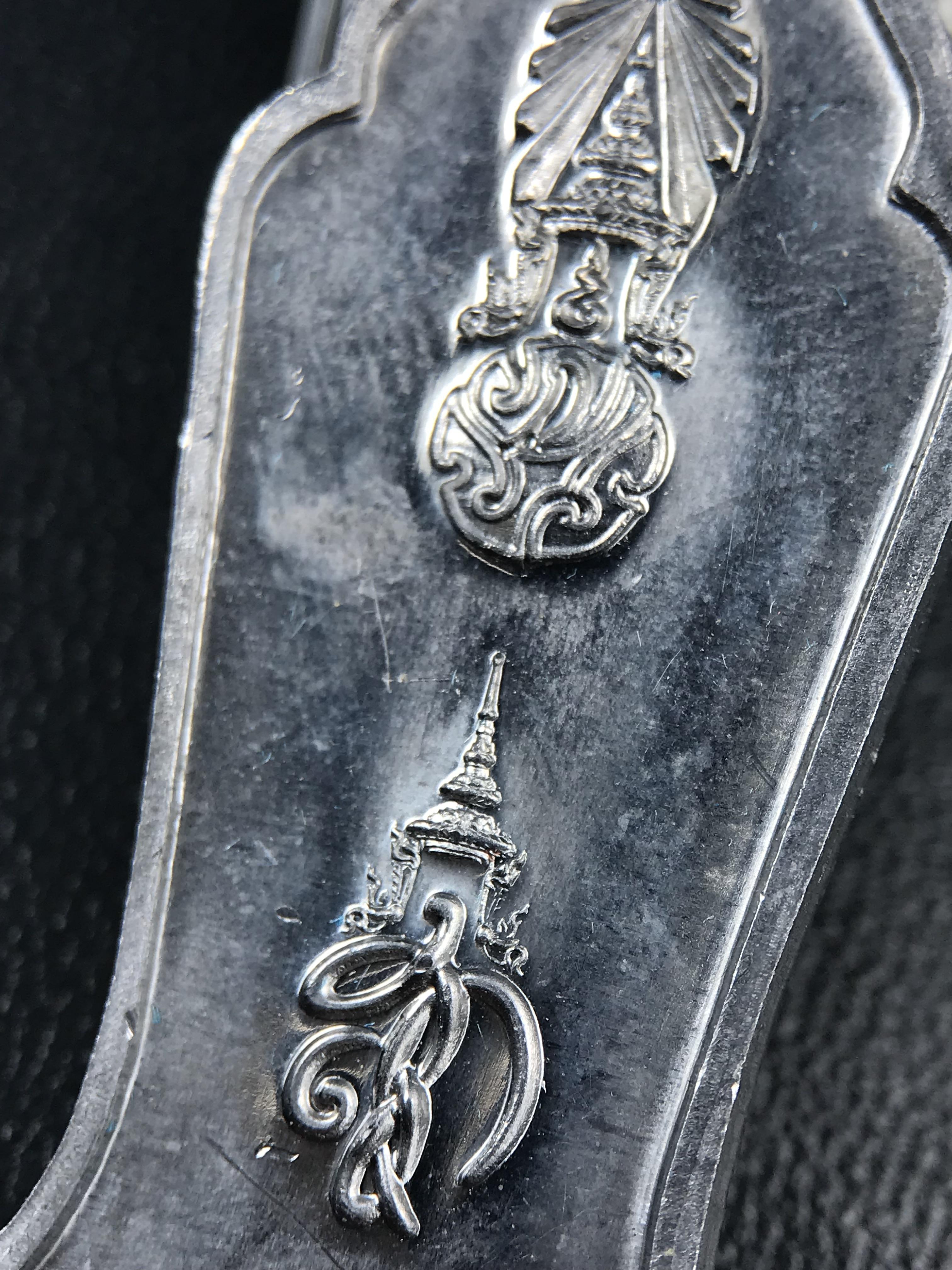 เหรียญที่ระลึกพระพุทธเมตตาประชาไทยไตรโลกนาถคันธารราฐอนุสรณ์ หลัง ภปร. และ สก. วัดทิพย์สุคนธาราม จ.กาญจนบุรี ปี 2558 เนื้อชิน(ตะกั่ว) ขนาดสูง 4.6 ซม. ที่ระลึก ร.9 พระชนมพรรษาครบ 7 รอบ และ สมเด็จพระราชินี พระชนมพรรษา 80 พรรษา พิธีใหญ่