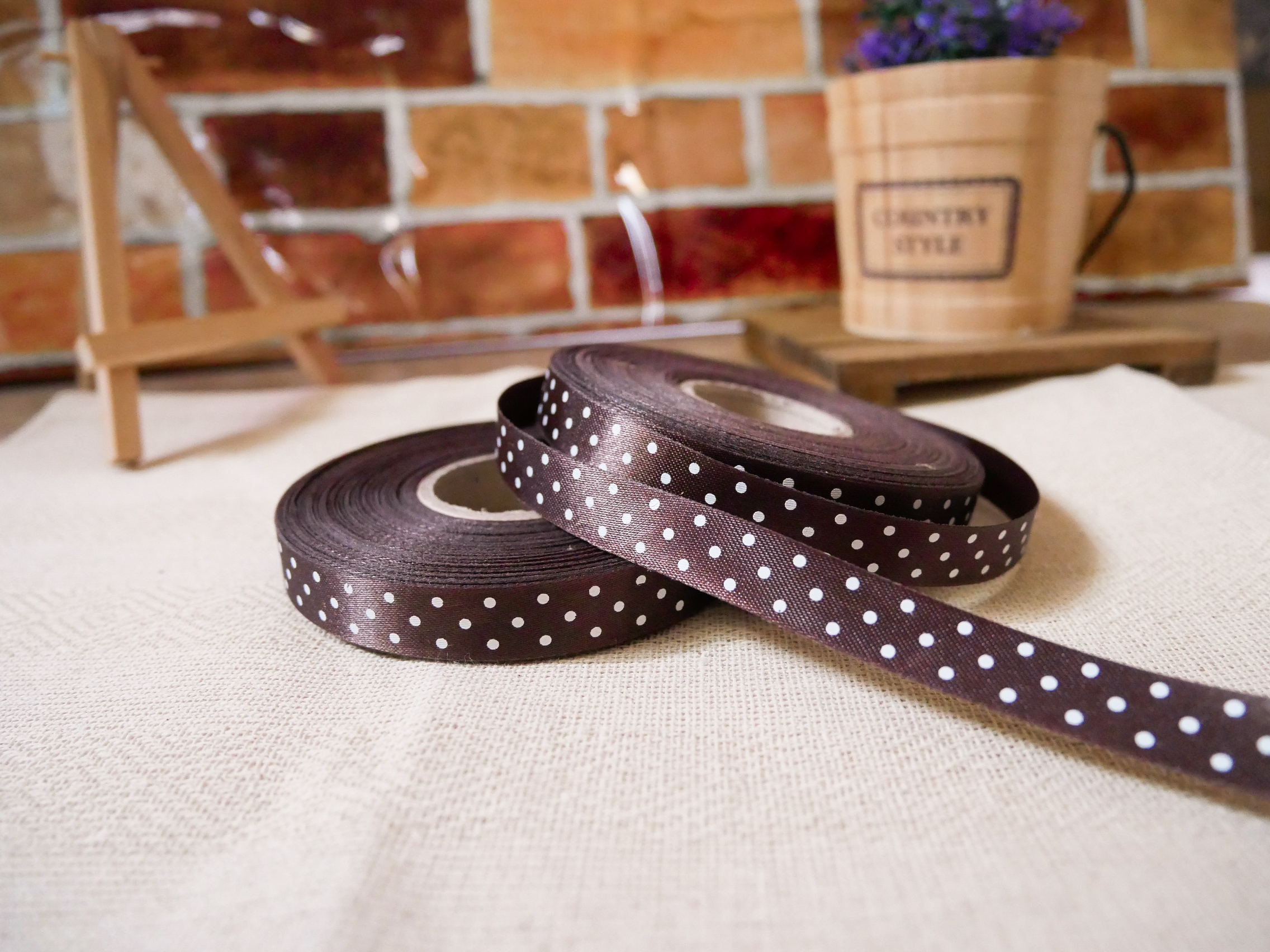 ริบบิ้นผ้าสีน้ำตาลเข้ม Dark Chocolate พิมพ์ลายจุดสีขาว ขนาด 1.2 cm.