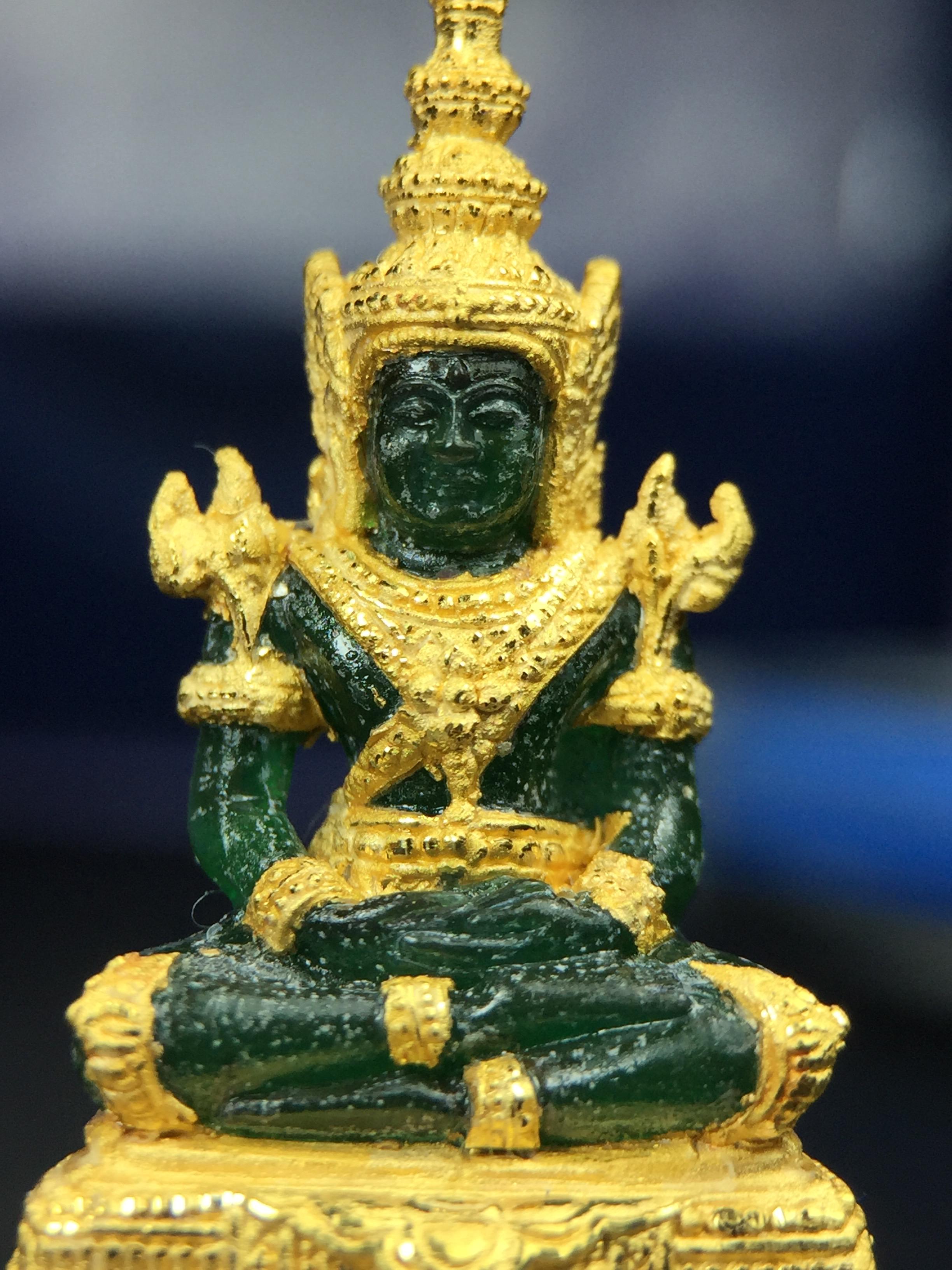 พระแก้วมรกต ภปร. จัดสร้างโดย รพ.ภูมิพลฯ ปี2547 ลอยองค์ขนาดหน้าตัก 1/2 นิ้ว เนื้อเรซิ่นหุ้มทองคำ99.99 งดงามทรงคุณค่าอีกหนึ่งรุ่นยอดนิยม หายาก