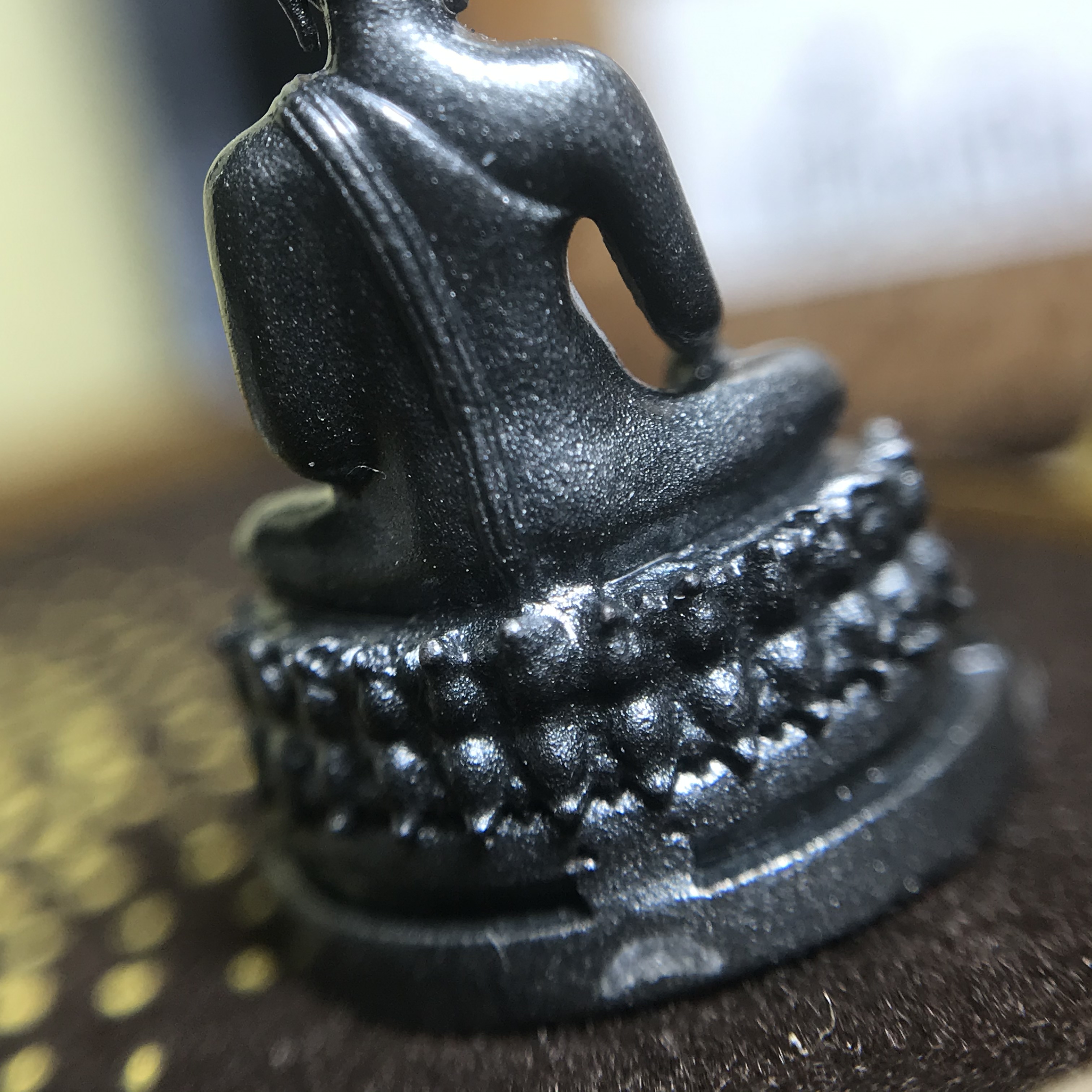 พระพุทธรูปคุ้มเกล้า มหามงคล 80พรรษา “รุ่นเย็นศิระเพราะพระบริบาล 80พรรษา มหากษัตริย์คู่แผ่นดินสยาม” เนื้อเงินรมดำ พิมพ์เล็ก ขนาด 10*21 มม.