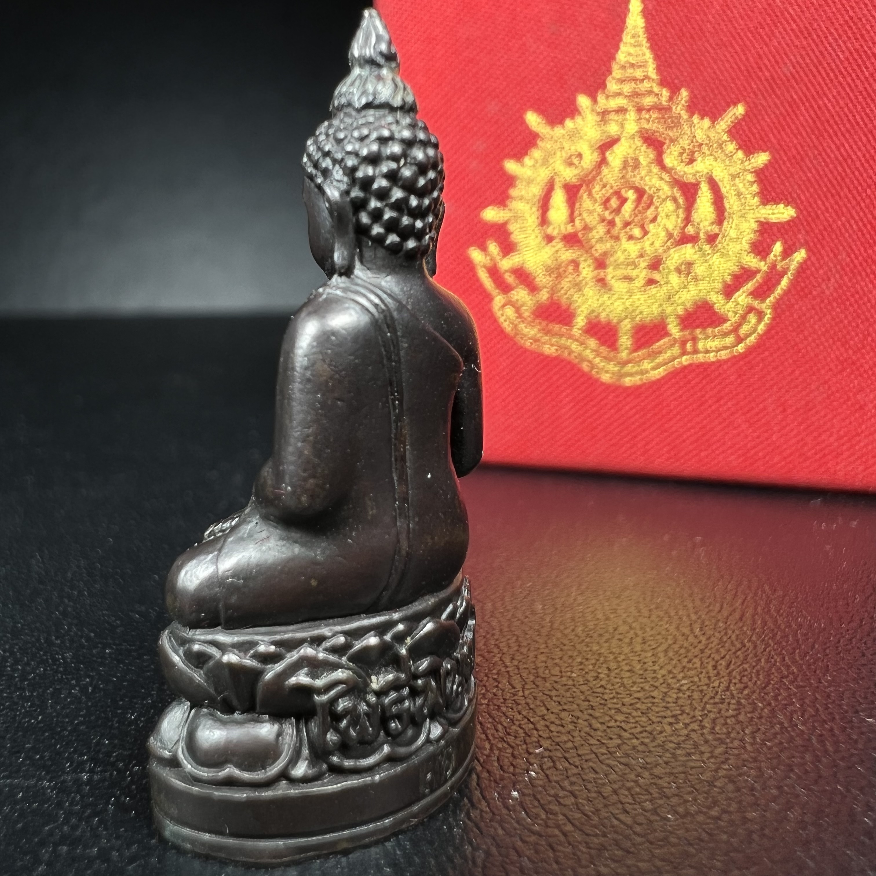 พระกริ่งไพรีพินาศ เฉลิมพระเกียรติ พระบาทสมเด็จพระเจ้าอยู่หัวรัชกาลที่9 พระชนมพรรษา 6 รอบ ปี2542 เนื้อนวโลหะผสมทองคำ(บรรจุเหล็กไหล)ดีนอก-ดีใน