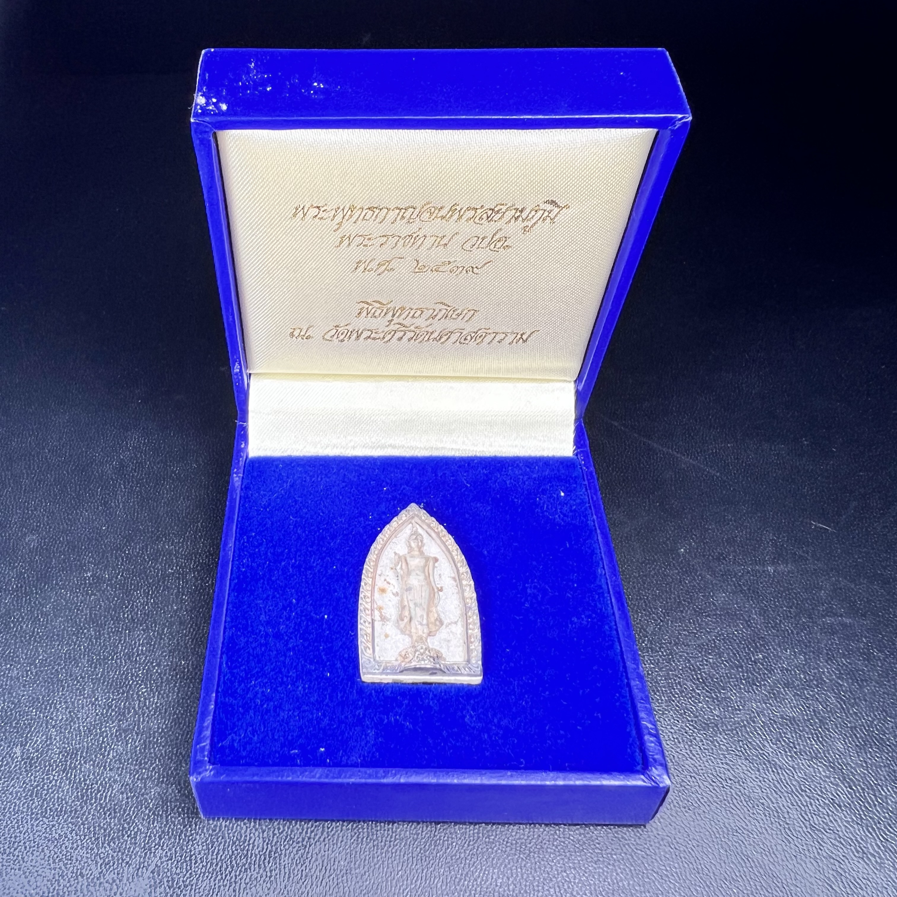 พระพุทธกาญจนพรสยามภูมิ ภปร. ปี 2539 เนื้อเงินพื้นทรายประกาย(ผิวเดิมสวย) พิมพ์ทรงใบขนุน ขนาด3.2ซม. พระพุทธรูปประจำพระชนมวาร รัชกาลที่9 ทรงโปรดเกล้าให้วิทยาลัยป้องกันราชอาณาจักร(วปอ.)สร้างในวโรกาสทรงครองสิริราชสมบัติครบ50ปี พ.ศ.2539(1ใน5000องค์)