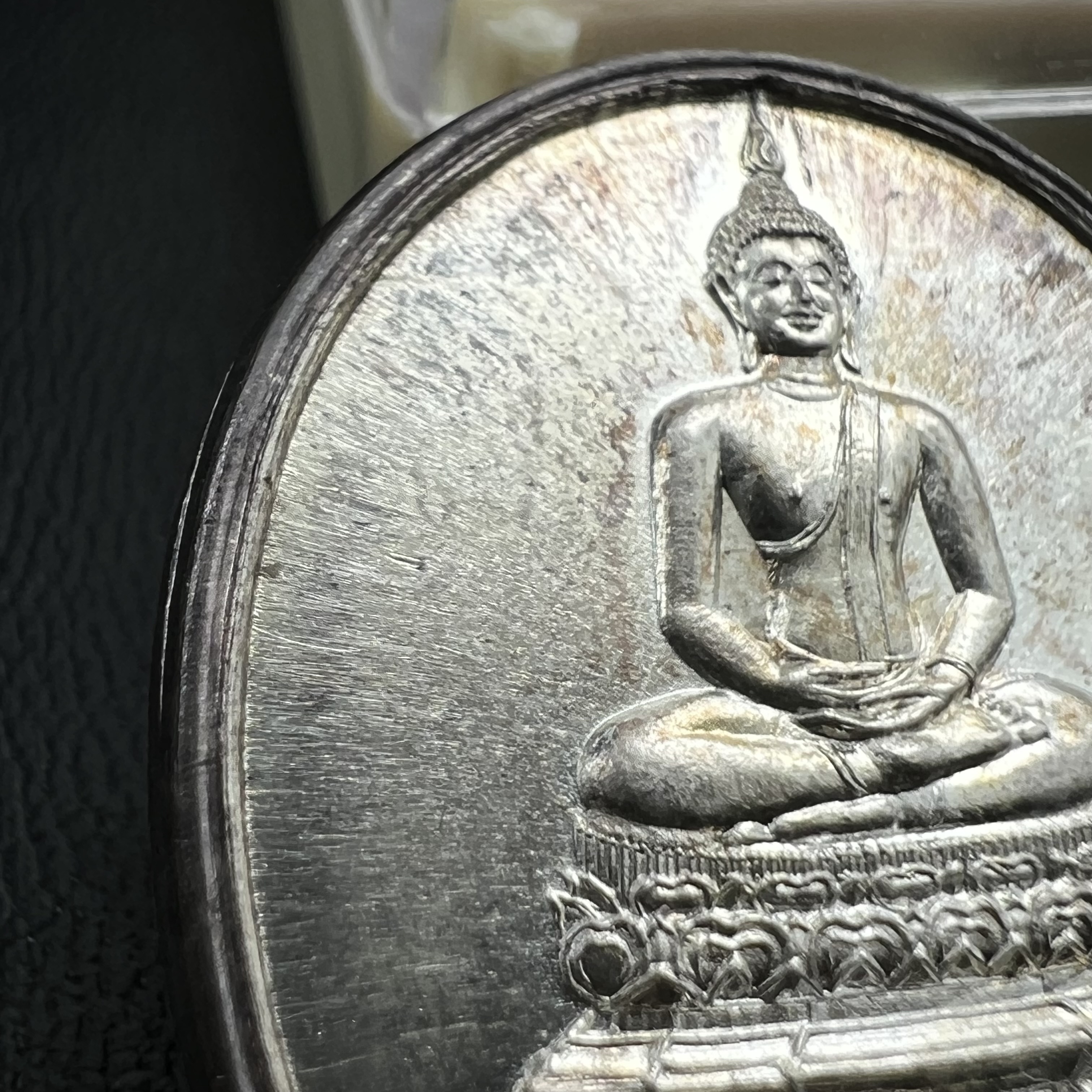 เหรียญพระพุทธสิหิงค์ ภปร. รุ่นมหาลัยธรรมศาสตร์ 60ปี พ.ศ.2537 พิมพ์เล็กกรรมการ(ไม่มีหูห่วง)เนื้อเงินพร้อมกล่องบรรจุเดิม(ในหลวงรัชกาลที่9เสด็จในพิธี)(พิธีใหญ่เกจิที่มีชื่อเสียงมาร่วมปลุกเสกจำนวนมากชนวนมาลสารเก่าเข้มขลัง)ของดีธรรมศาสตร์ที่ศิษย์เก่าไม่ควรพลาด