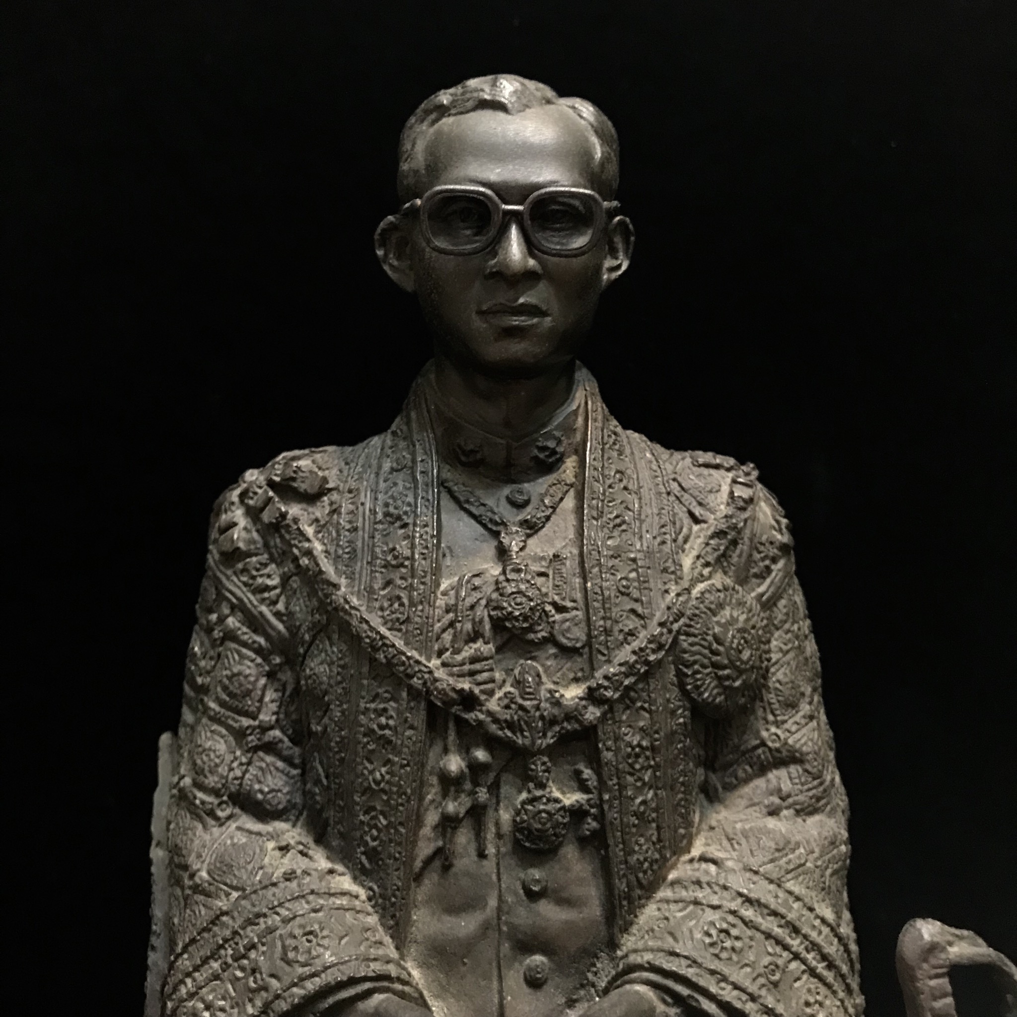 พระบรมรูปพระบาทสมเด็จพระเจ้าอยู่หัวรัชกาลที่9(นั่งบัลลังก์) กระทรวงมหาดไทยจัดสร้าง ปี2539(นิยม)