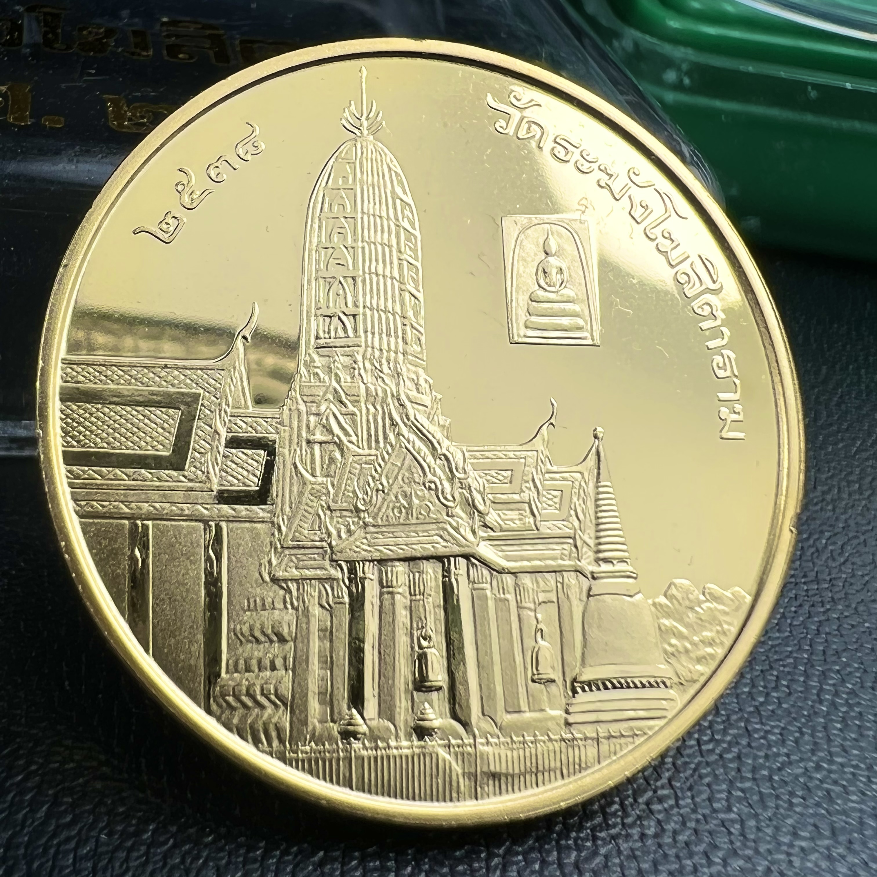 เหรียญเสด็จพ่อ ร.5 พระปิยมหาราช รุ่นบูรณะโบสถ์ พิธีมหาพุทธาภิเษก ณ พระวิหารวัดระฆังโฆสิตาราม ปี2538 เนื้อทองแดงบริสุทธิ์ชุบทองไมครอนขัดเงาสามมิติ ขนาด 3 ซม.(พิมพ์ใหญ่)ผลิตโดยโรงกษาปณ์ ประเทศ ฮังการี ( HUNGARIAN MINT)สภาพสวยดุจทองคำ ผิวกระจก บล็อกนอกสวยงาม