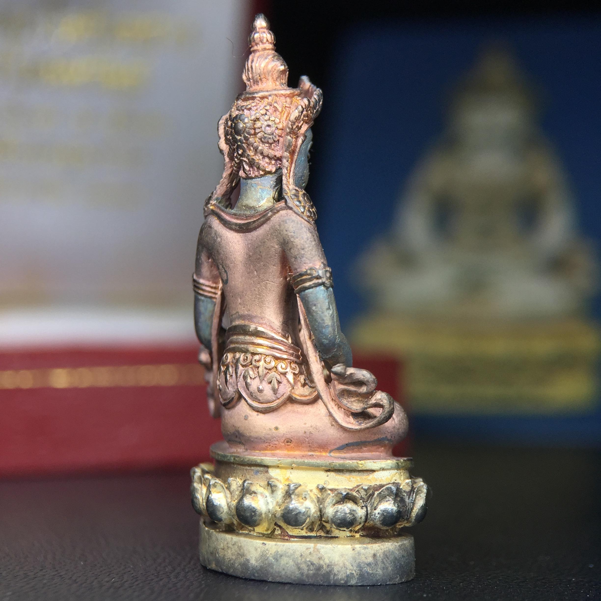 พระกริ่งอวโลกิเตศวร ( เจ้าแม่กวนอิม ) วัดโพธิ์แมนคุณาราม รุ่นอุดมโภคทรัพย์ พ.ศ.2539 เนื้อเงิน 3 กษัตริย์ พ่นทราย(ผิวเดิม ขึ้นสีรุ้งธรรมชาติ แบบนิยม เสน่ห์ของพระเนื้อเงิน) (พร้อมกล่องบรรจุการ์ดใบรับรองเดิมครบ) (อีกหนึ่งรุ่นยอดนิยม พุทธศิลป์สวยงดงาม)