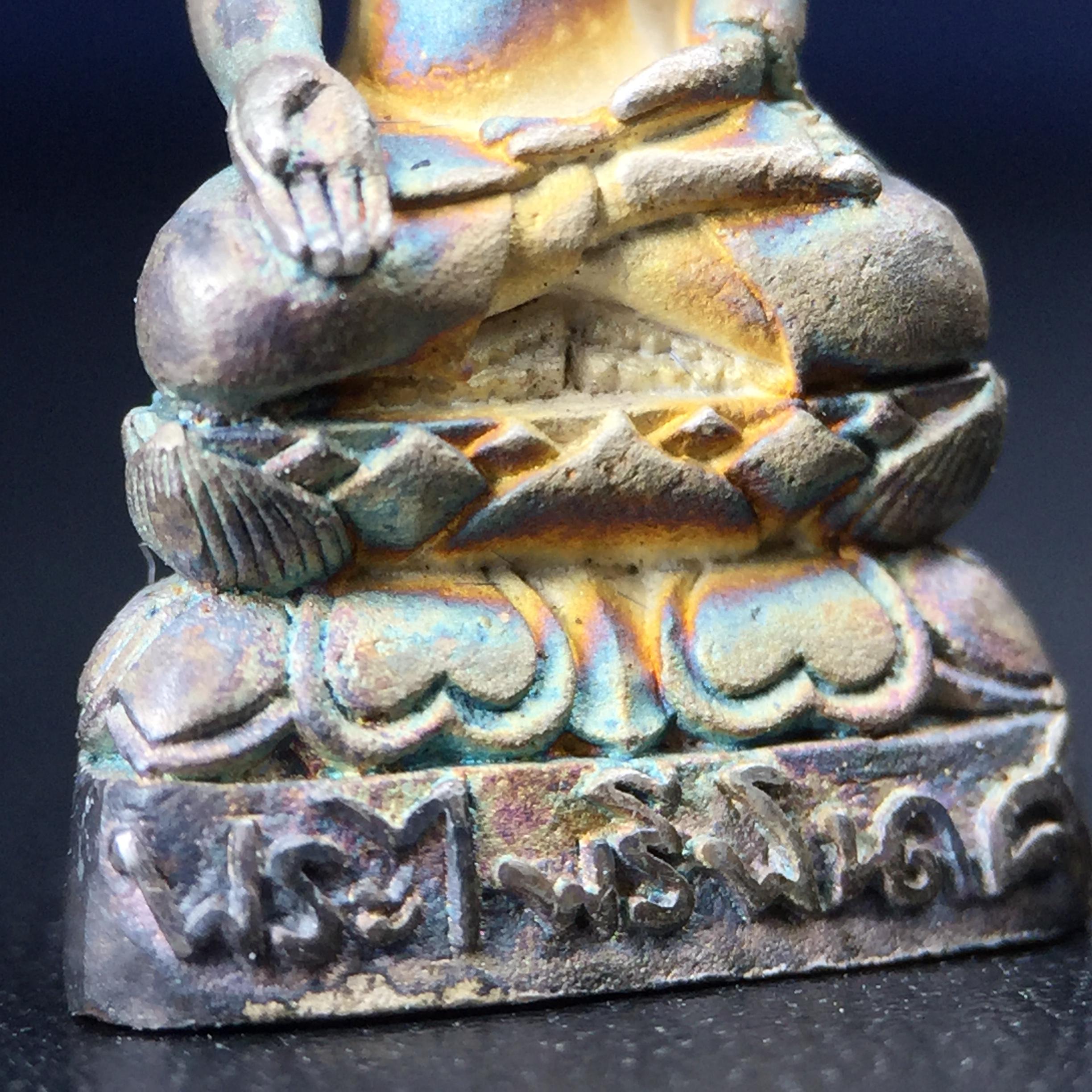 พระกริ่งไพรีพินาศ วัดบวรนิเวศวิหาร ปี2538 การไฟฟ้าส่วนภูมิภาคจัดสร้าง เนื้อเงิน(สภาพผิวเดิม ขึ้นสีรุ้งธรรมชาติ สวยแบบนิยม)พร้อมกล่องบรรจุเดิม หมายเลข 6432