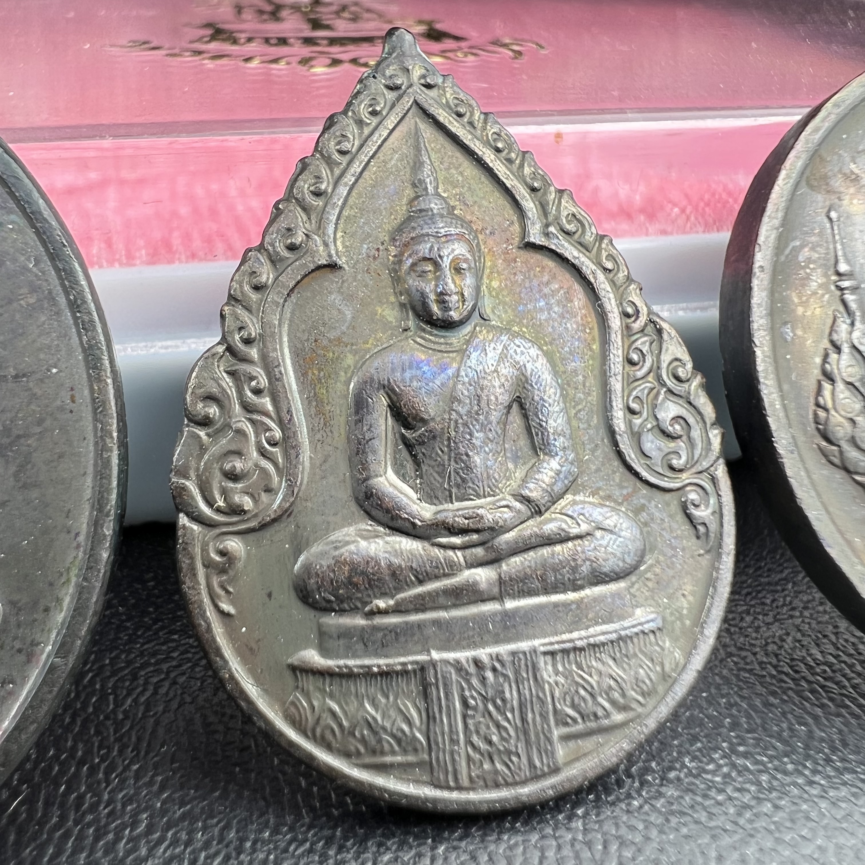 เหรียญพระแก้วมรกตหลัง ภปร. ฉลองกรุงรัตนโกสินทร์ครบ 200 ปี พ.ศ.2525 เนื้อทองแดงกล่องบรรจุเดิมครบ3พิมพ์(บล็อกพระราชศรัธา)(ในหลวงรัชกาลที่9 เสด็จในพิธี)