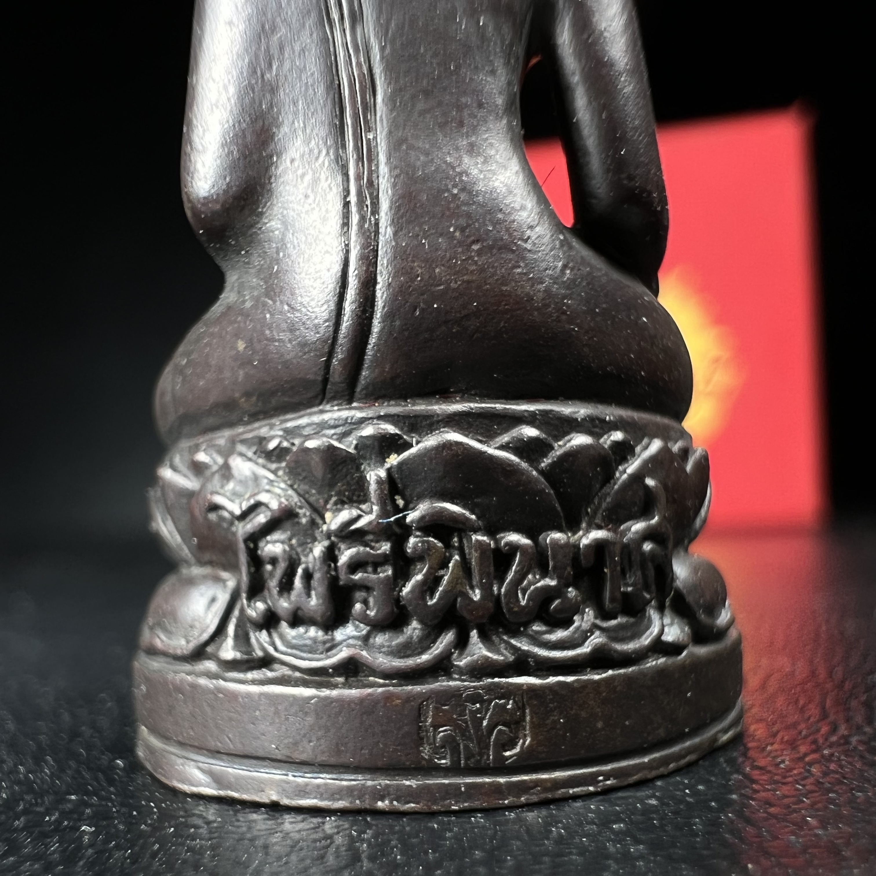 พระกริ่งไพรีพินาศ เฉลิมพระเกียรติ พระบาทสมเด็จพระเจ้าอยู่หัวรัชกาลที่9 พระชนมพรรษา 6 รอบ ปี2542 เนื้อนวโลหะผสมทองคำ(บรรจุเหล็กไหล)ดีนอก-ดีใน