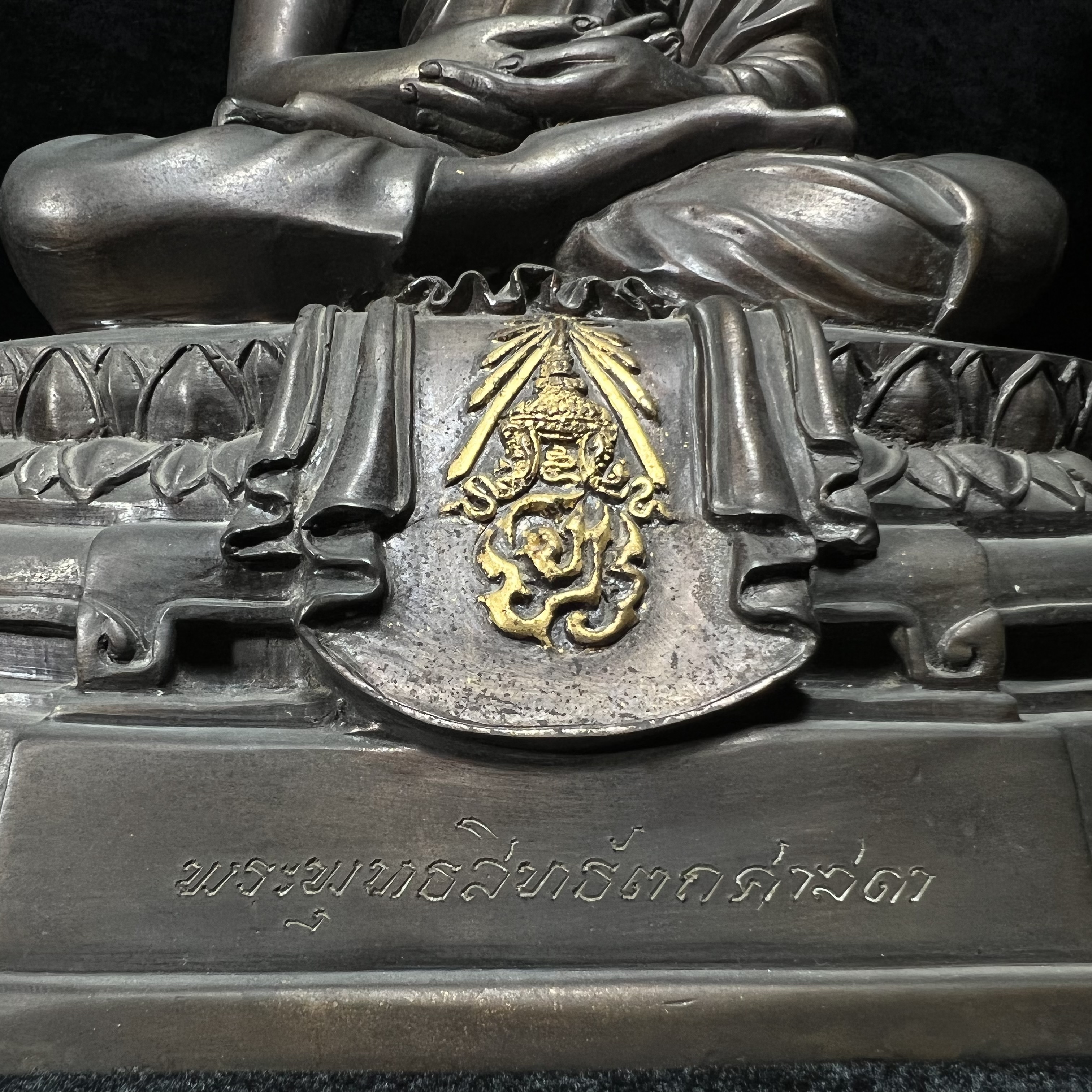 พระพุทธสิทธัตถศาสดา 100 ปี กรมบัญชีกลาง พ.ศ.2533(รุ่นแรก) เนื้อโลหะสำริด รมมันปู หน้าตัก 5.9 นิ้ว (พิธีใหญ่ ศิลป์สวย หายาก)(พระราชทานเม็ดพระธาตุ บรรจุมวลสารใต้ฐานองค์พระ)องค์หมายเลข 63(ผลรวมได้ 9 เลขมหามงคลเจริญก้าวหน้าในทุกด้าน)