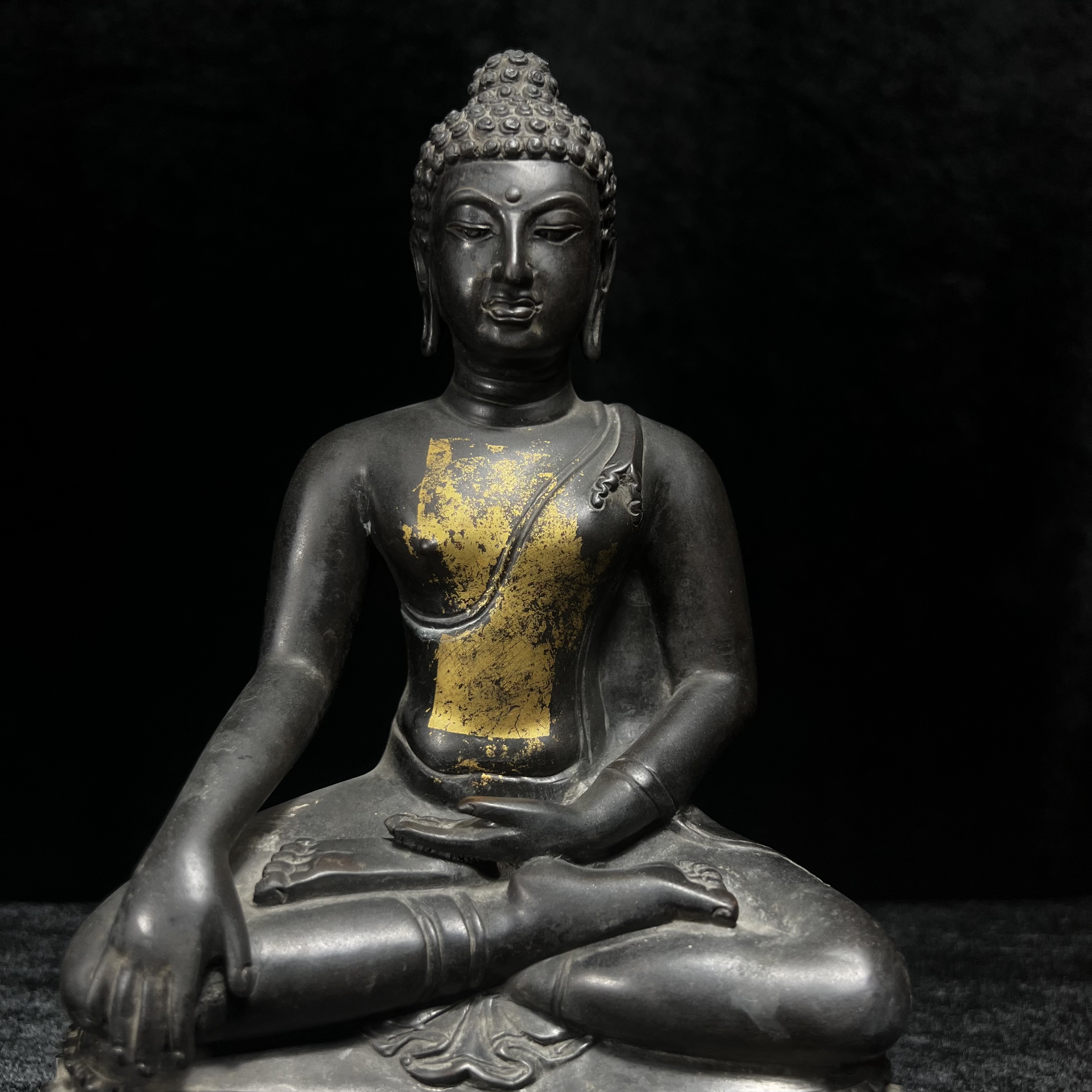 พระพุทธรูปบูชา จปร. ศิลปะไทยประยุกต์ แบบคุปตะ(อินเดีย) พระบาทสมเด็จพระเจ้าอยู่หัวรัชกาลที่ 9 ทรงเสด็จพระราชดำเนินมาในงาน เททองหล่อ ณ.วัดราชบพิธสถิตมหาสีมาราม เนื่องในงานฉลองครบ100ปี วัดราชบพิธฯ ปี 2513 เข้าหุ่นดินไทย ขนาดหน้าตัก 5 นิ้ว พิธีใหญ่