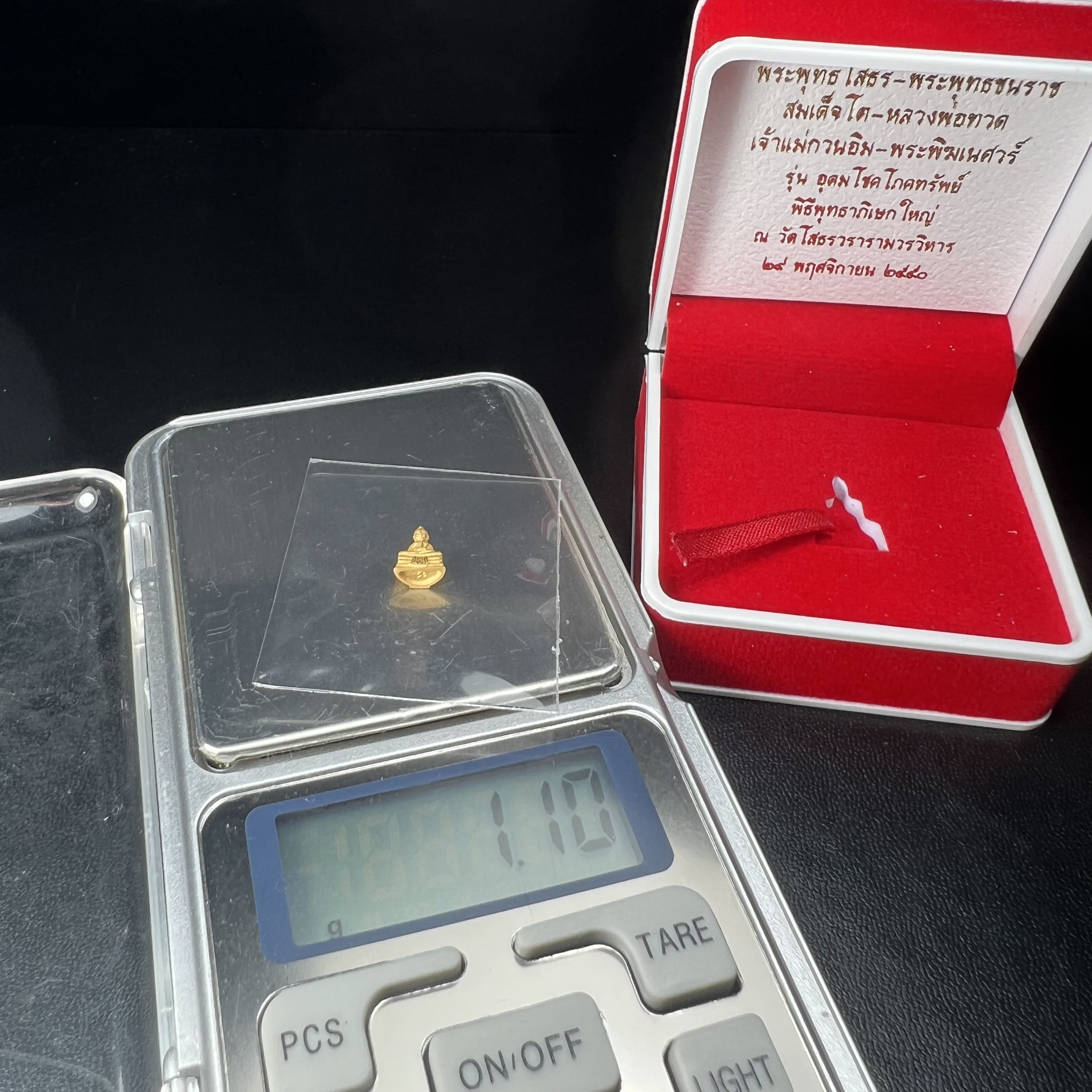 พระพุทธโสธร รุ่นอุดมโชคโภคทรัพย์ ปี 2550 เนื้อทองคำ พิมพ์จิ๋ว วัดโสธรวรารามวรวิหาร จ.ฉะเชิงเทรา (สภาพ สวย ซีนซองเดิม กล่องบบรรจุเดิมครบสมบูรณ์)