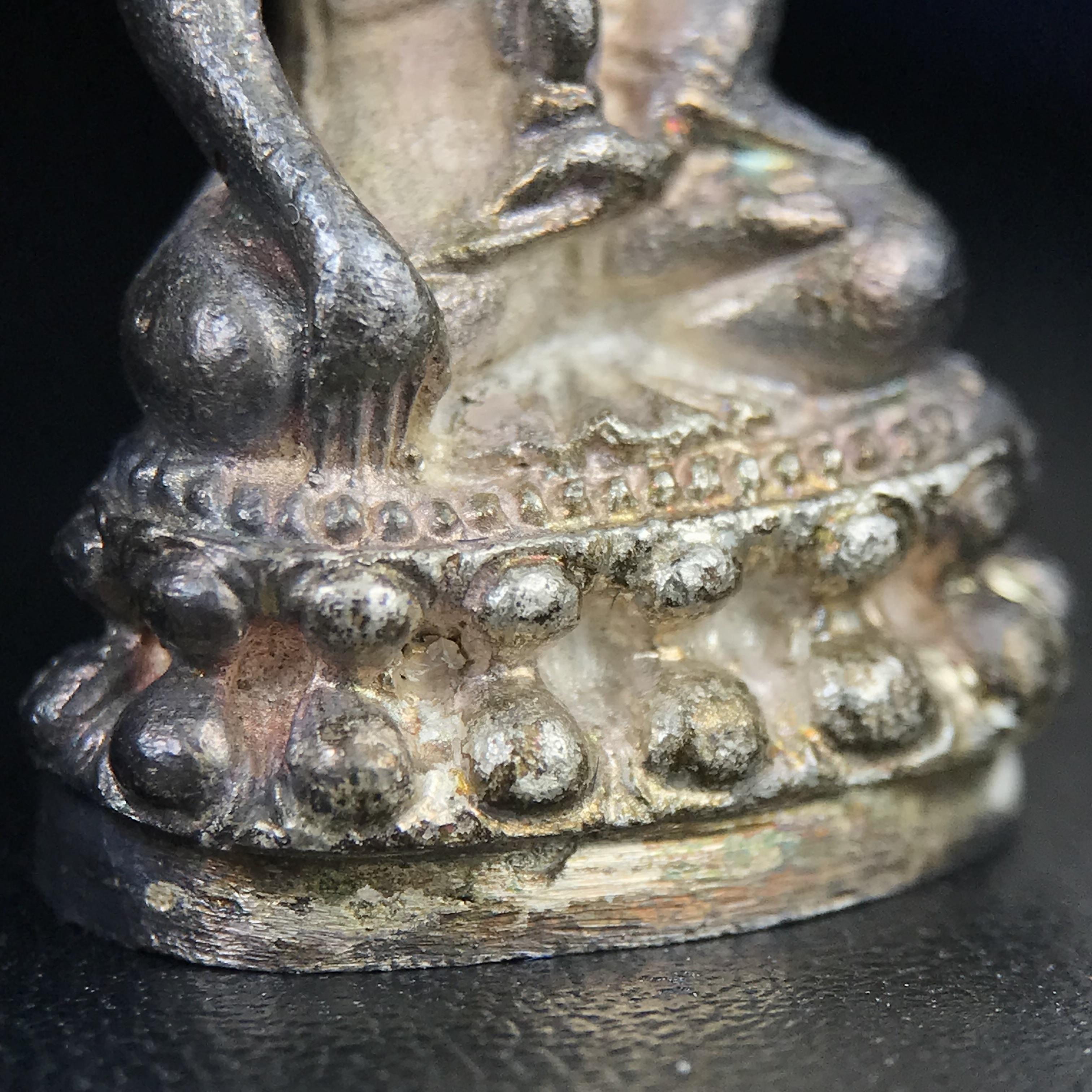 พระกริ่งศาสดา ภปร. วัดบวรนิเวศวิหาร ปี 2532 จัดสร้างในโอกาสสองทศวรรษรามาธิบดี เพื่อศูนย์การแพทย์สิริกิติ์ เนื้อเงิน(ผิวเดิมสวยงาม) (พิธีใหญ่ มวลสารมงคล สวยงามเข้มขลัง)สมเด็จพระญาณสังวร สมเด็จพระสังฆราชฯเสด็จเททอง***ตอกโค๊ตหมายเลข ๒๙๘***