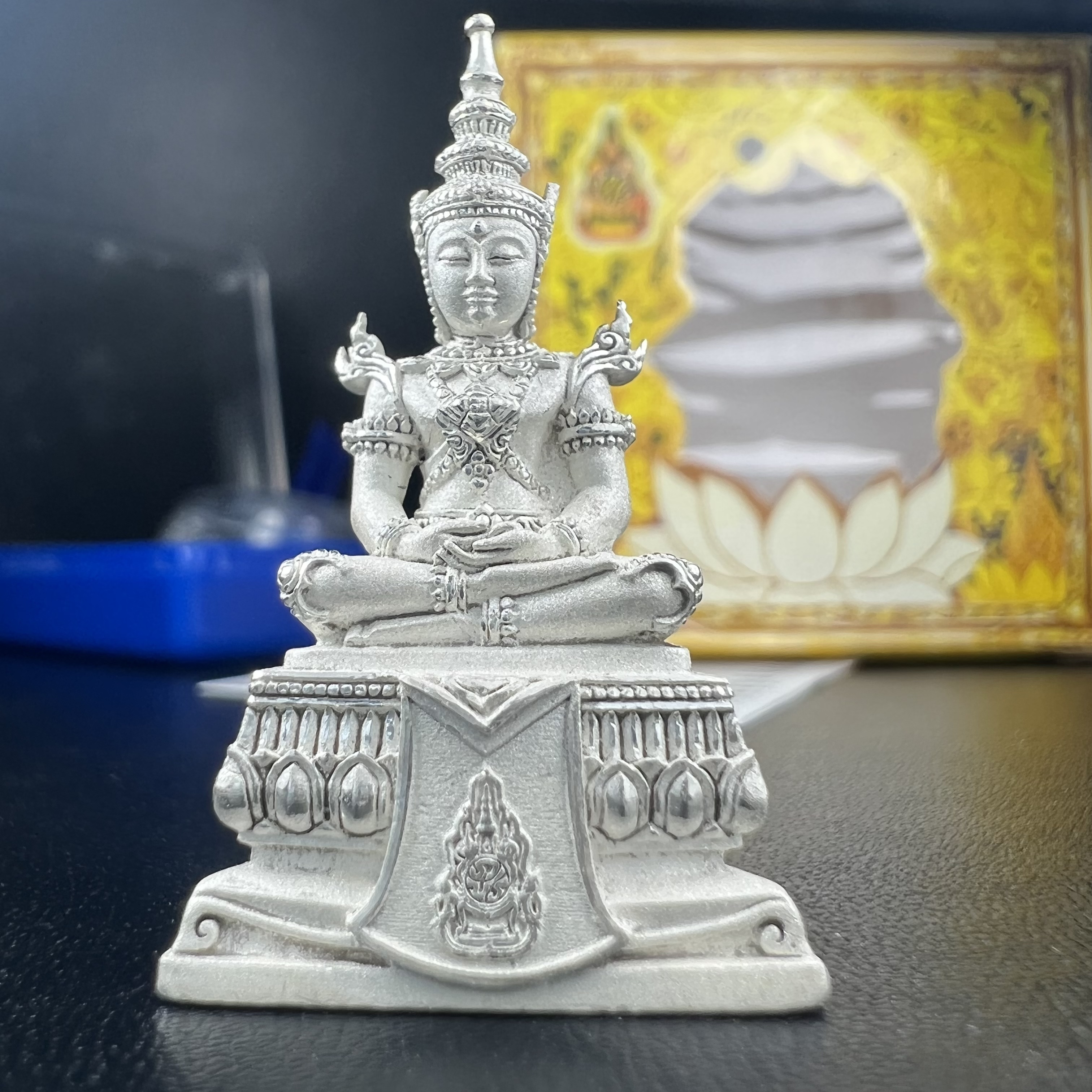พระแก้วมรกต(จำลอง)ลอยองค์ ขนาดหน้าตัก 1/2 นิ้ว ทรงเครื่องฤดูร้อน เนื้อเงิน ตราสัญลักษณ์ฉลองสิริราชสมบัติ ครบ 60 ปี พ.ศ.2549(สภาพสวย ครบ สมบูรณ์))