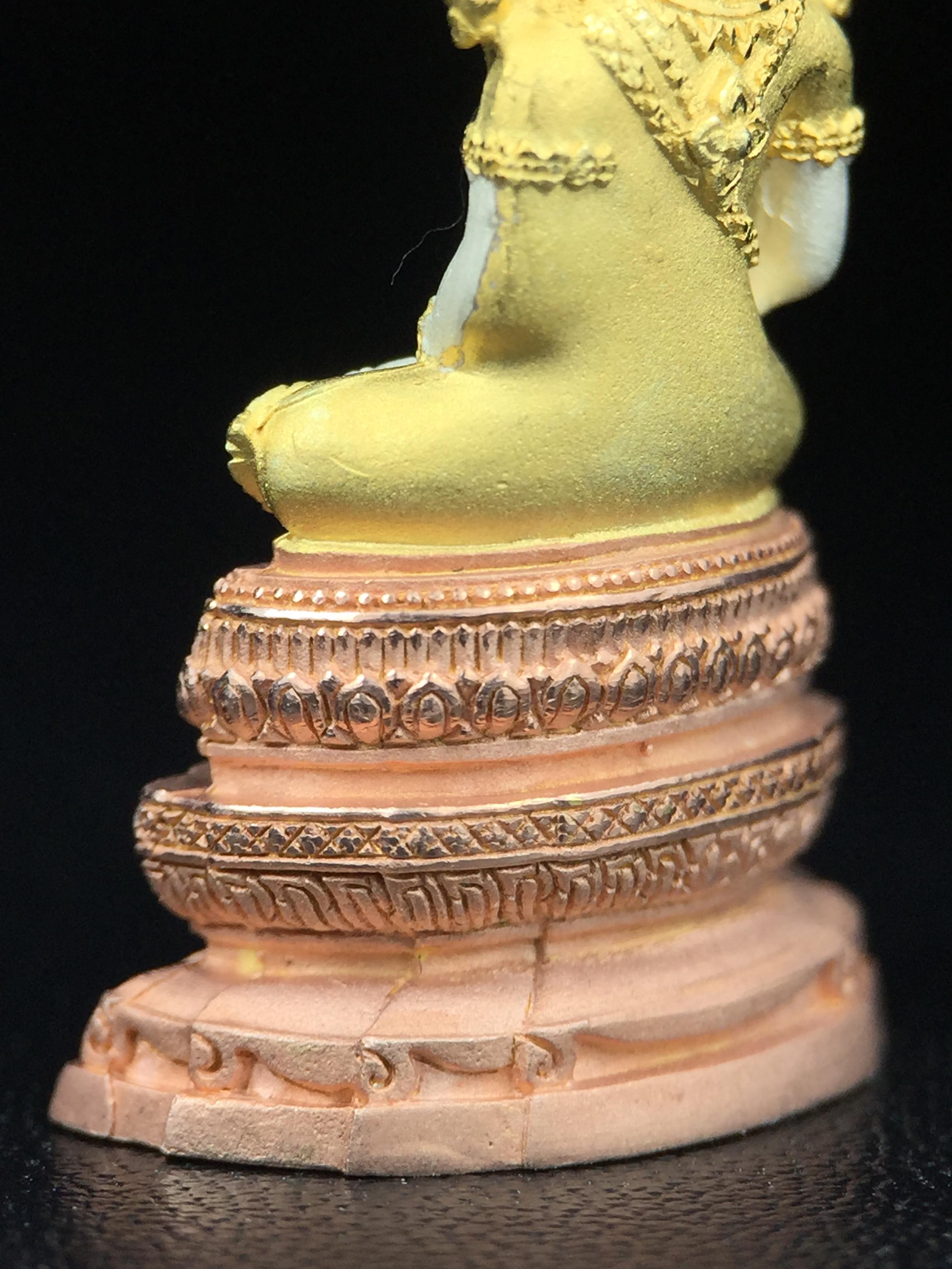 พระแก้วมรกต ภปร. ปี2547 จัดสร้างโดย รพ.ภูมิพลฯ เนื้อเงิน (3 กษัตริย์)ลอยองค์ หน้าตัก 1/2 นิ้ว งดงามทรงคุณค่าอีกหนึ่งรุ่นยอดนิยม หายาก