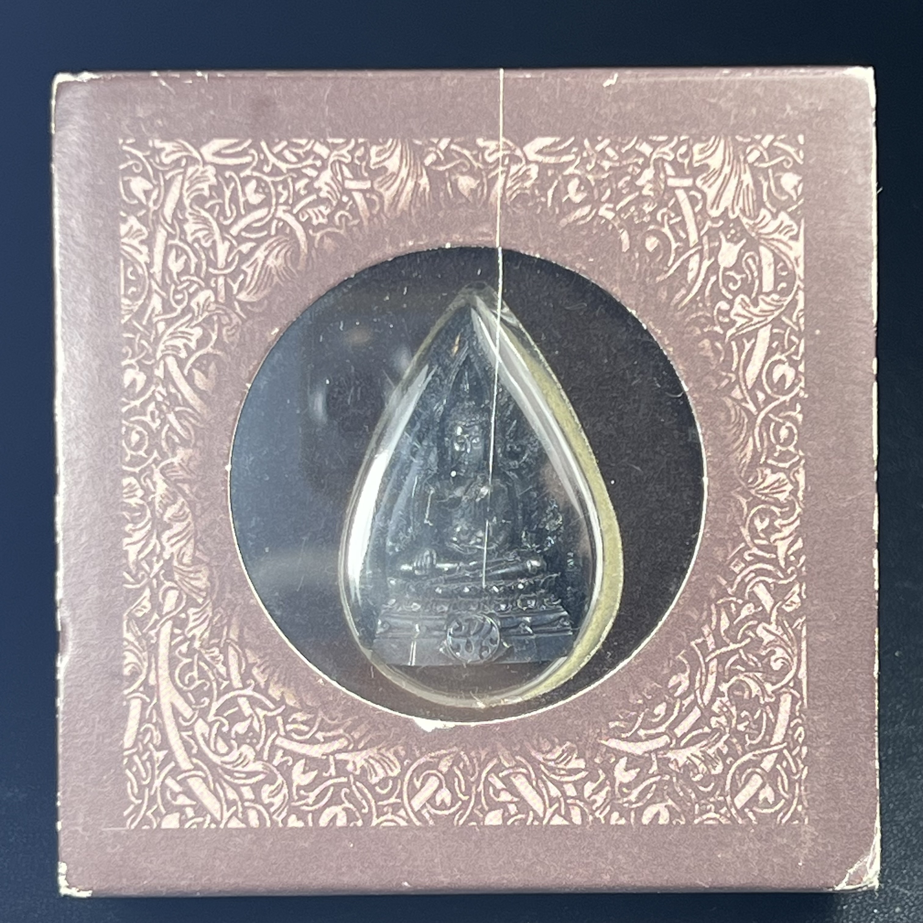 พระพุทธชินราช ภปร. โครงการ "เพราะแผ่นดินนี้ คือ แผ่นดินเกิด" ปี2548(รุ่นแรก) ลอยองค์ หน้าตัก 1/2 นิ้ว(ขนาด 3.5 x 2.5 ซม.) เนื้อเงินรมดำ(พุทธศิลป์จำลองเมื่อครั้งลอกทอง ครั้งที่3 เมื่อปี2547 ร้อยปีจะมีสักครั้ง "พระพุทธชินราชองค์ดำ")