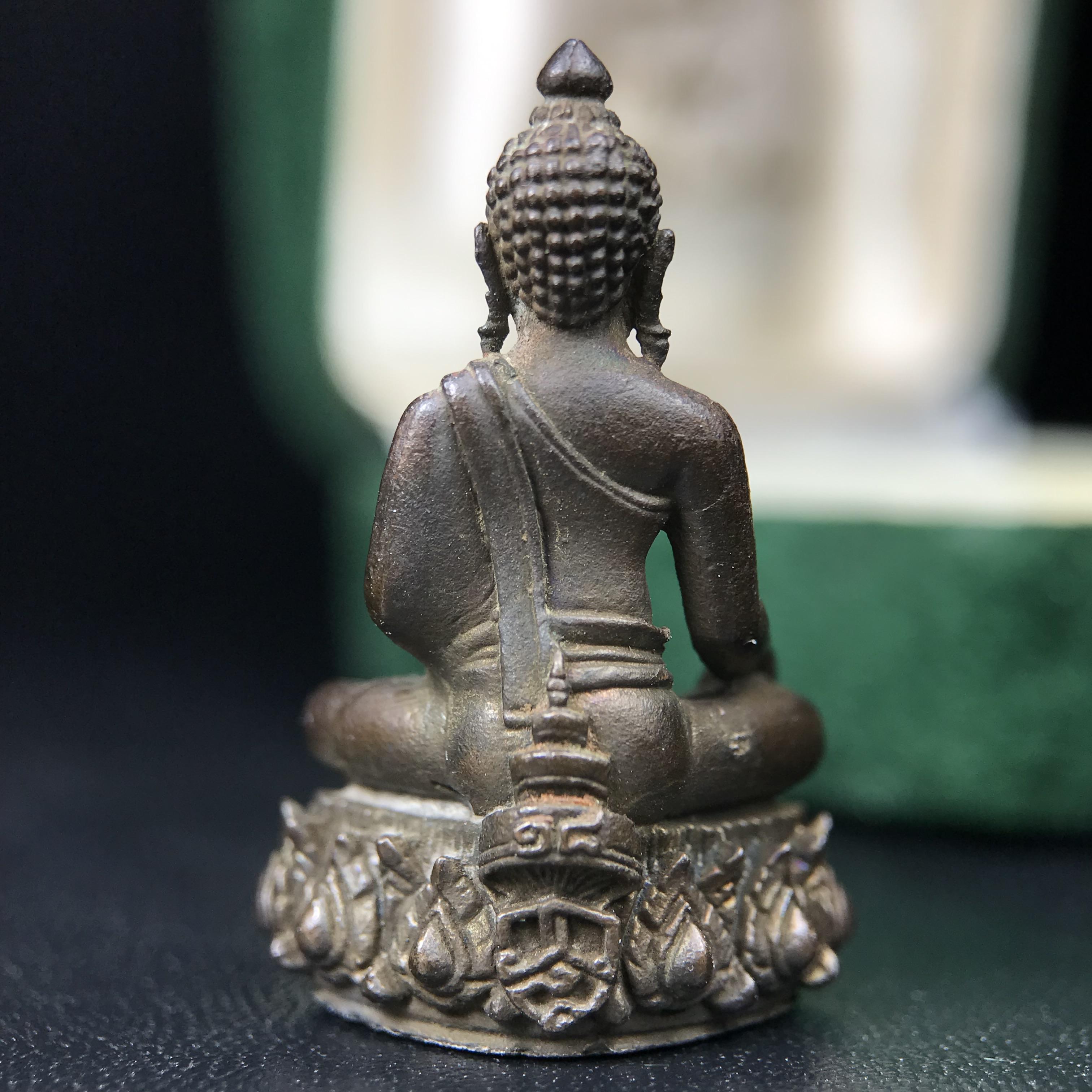 พระกริ่งวาสนา(รุ่นแรก) 80 พรรษา สมเด็จพระสังฆราช (วาสน์) วัดราชบพิธฯ ปี2521 เนื้อนวโลหะ(ตอกโค๊ตพระปิดตา) โดยมีหลวงปู่โต๊ะ วัดประดู่ฉิมพลีร่วมปลุกเสก พร้อมกล่องบรรจุเดิม(รุ่นแรก คอตั้งตรงได้สัดส่วน หายาก)