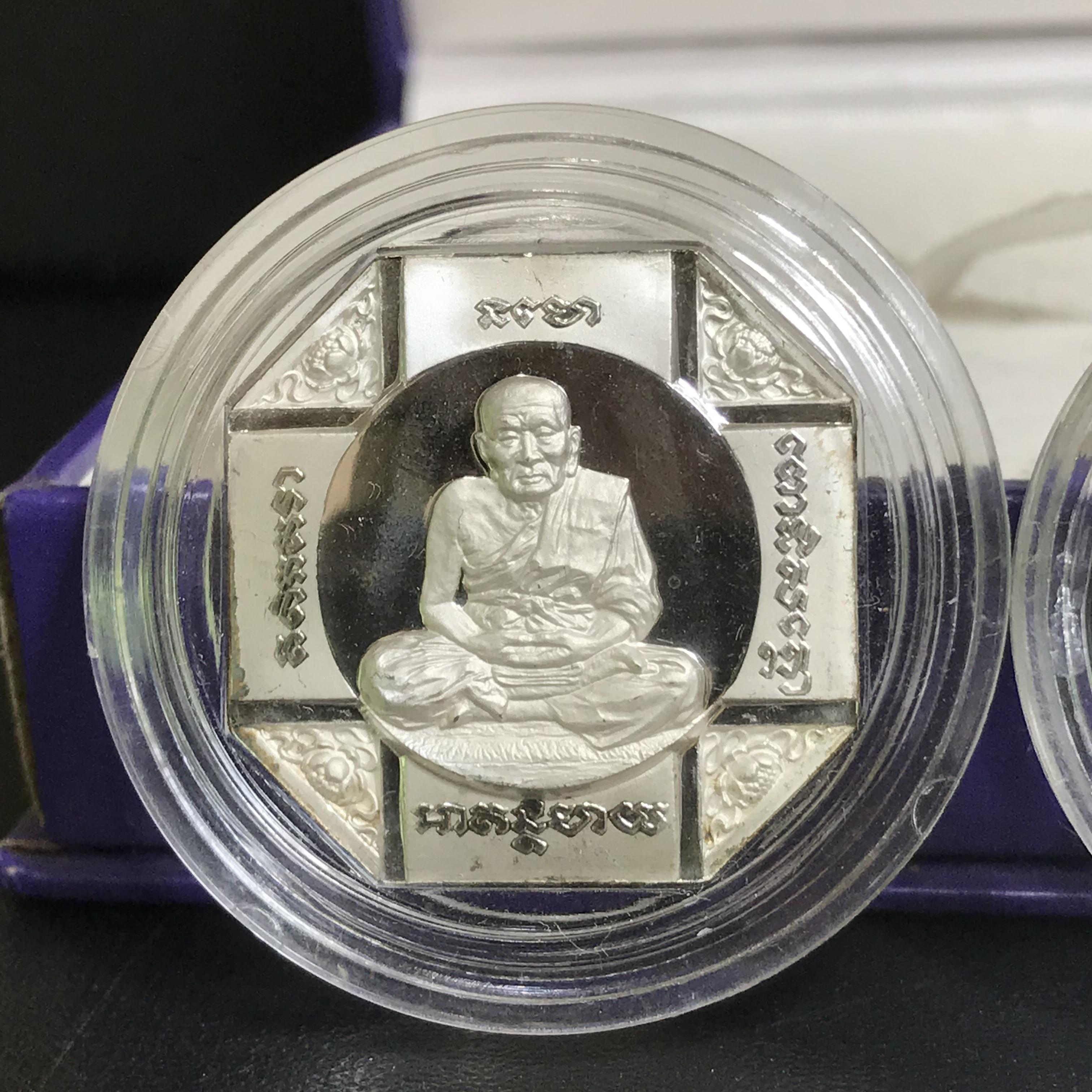 เหรียญหลวงพ่อทวด รุ่นสมเด็จเจ้าฟ้ามหาจักรี 48พรรษา โดยสภากาชาดไทย ปี2546 ชุดเหรียญเนื้อเงิน4ขนาด ครบชุดหายาก