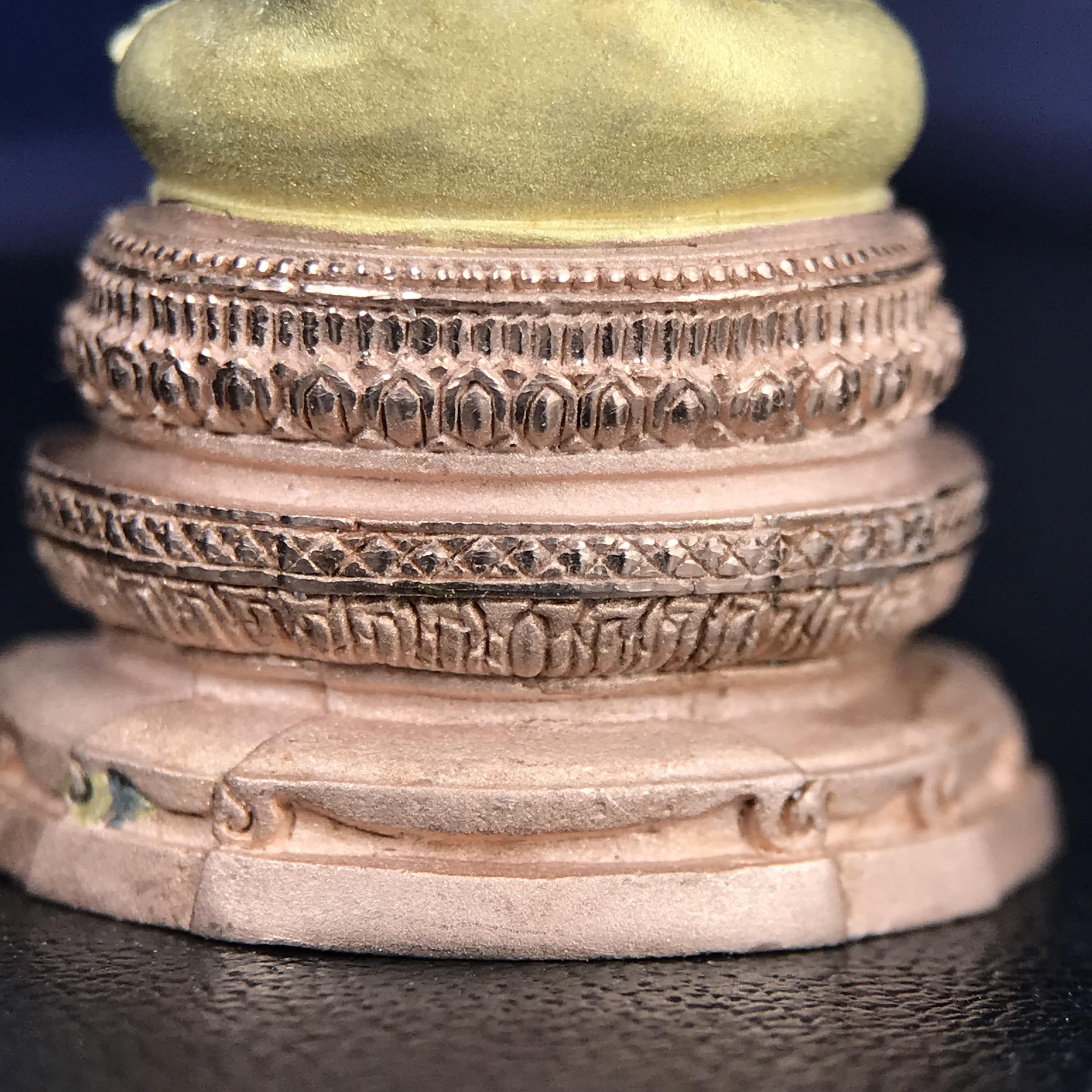 พระแก้วมรกต ภปร. ปี 2547 จัดสร้างโดยโรงพยาบาลภูมิพลอดุลยเดช เนื้อเงิน(3 กษัตริย์) ลอยองค์ หน้าตัก 1/2 นิ้ว สูง 3.7 ซม.พิธีมหามังคาภิเษก ณ พระอุโบสถวัดพระศรีรัตนศาสดาราม(วัดพระแก้ว) งดงามทรงคุณค่าอีกหนึ่งรุ่นยอดนิยม หายาก(องค์หมายเลข ๒๑๓๐)