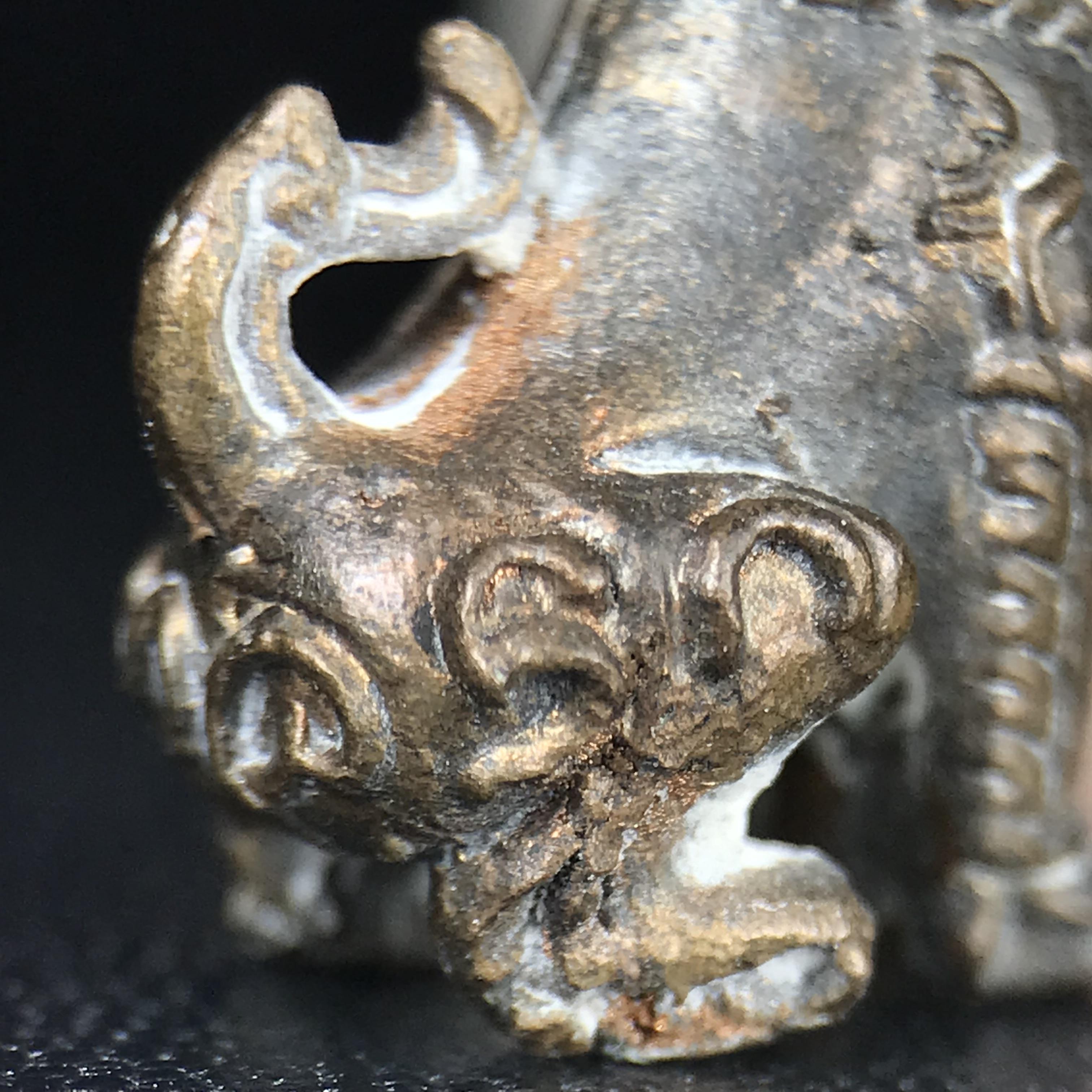 สิงห์เจ้าพ่อดำ วัดบุพพาราม จ.เชียงใหม่ ปี 2518 เนื้อนวโลหะ(ตอก 2 โค๊ต)หายาก(สภาพผิวเดิมสวยเดิมกล่องครบ) สิงห์รุ่นนี้มีพิธีดีมีเกจิอาจารย์ที่ร่วมปลุกเสกมากมาย****เครื่องราง ที่พระบาทสมเด็จพระเจ้าอยุ่รัชกาลที่ ๙ ทรงเสด็จฯประกอบพิธีด้วยพระองค์เอง