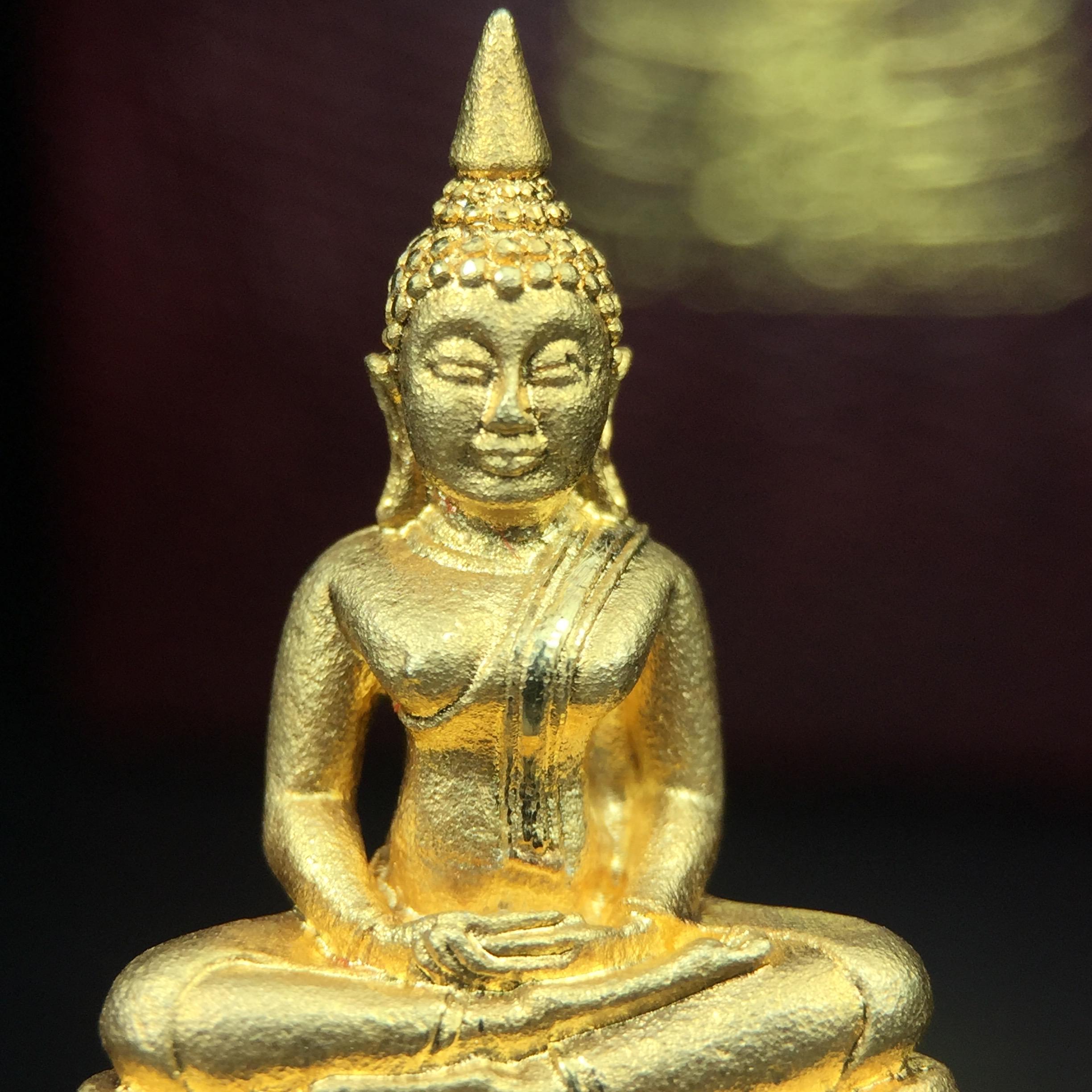 พระพุทธโสธร(หลวงพ่อโสธร) รุ่นสร้างอุโบสถ ปี2539 เนื้อเงิน(ชุบทองพ่นทรายขัดเงาบางส่วน สวยดุจทองคำ) ลอยองค์พิมพ์ใหญ่ สภาพสวยกล่องบรรจุเดิมครบสมบูรณ์(แบบนี้หายาก)(งานแพรนด้า จิวเวลรี่)สวยงดงาม