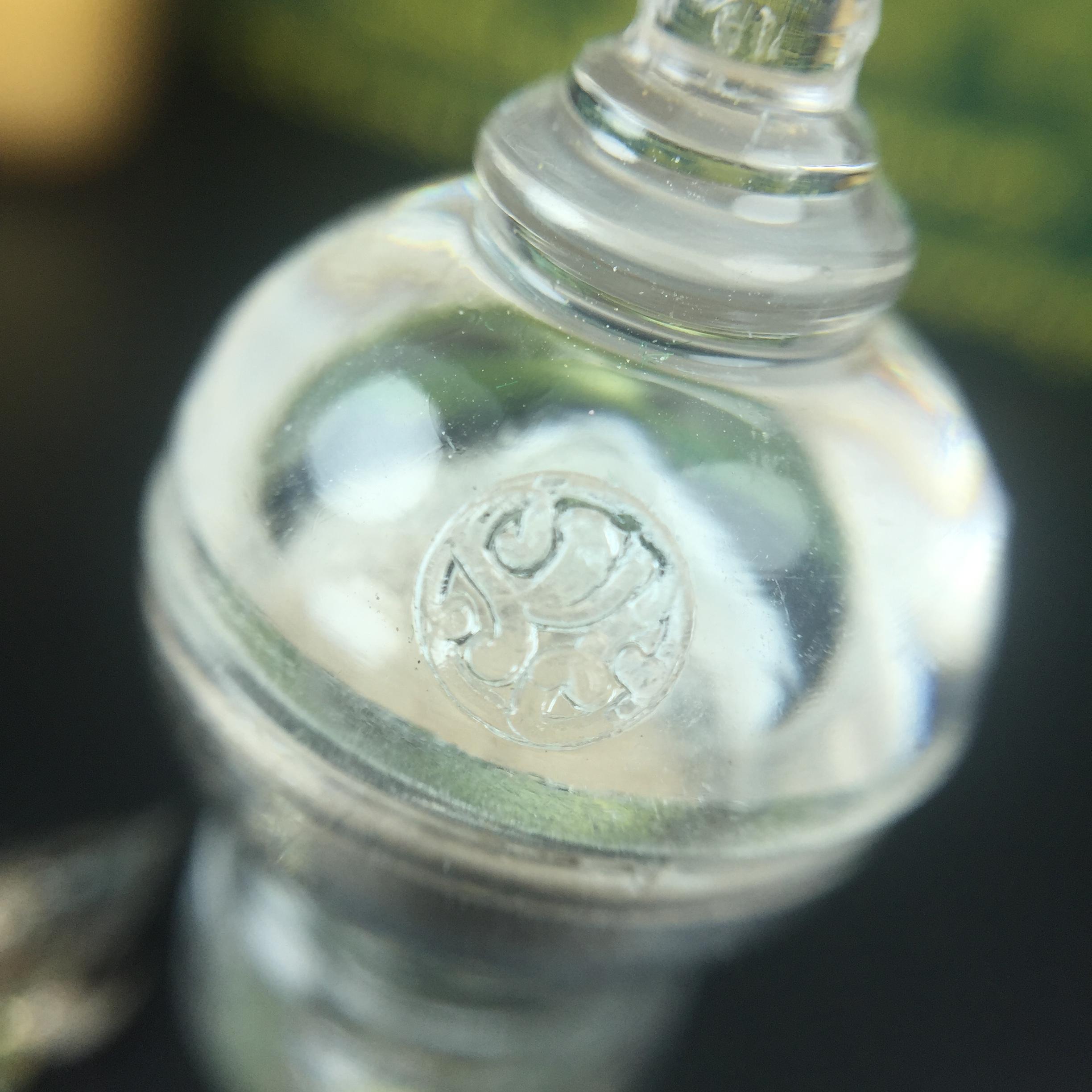 พระพุทธชินราช(จำลอง) ภปร. 84 พรรษา เนื้อเงินชุบทองคำขาว พิมพ์เล็กขนาดหน้าตัก 1/4 นิ้ว (สภาพผิวเดิมสวย ขึ้นสีรุ้งธรรมชาติ แบบนิยม)(พระราชทานมวลสาร จิตรลดาและเส้นพระเจ้า(เส้นผม))