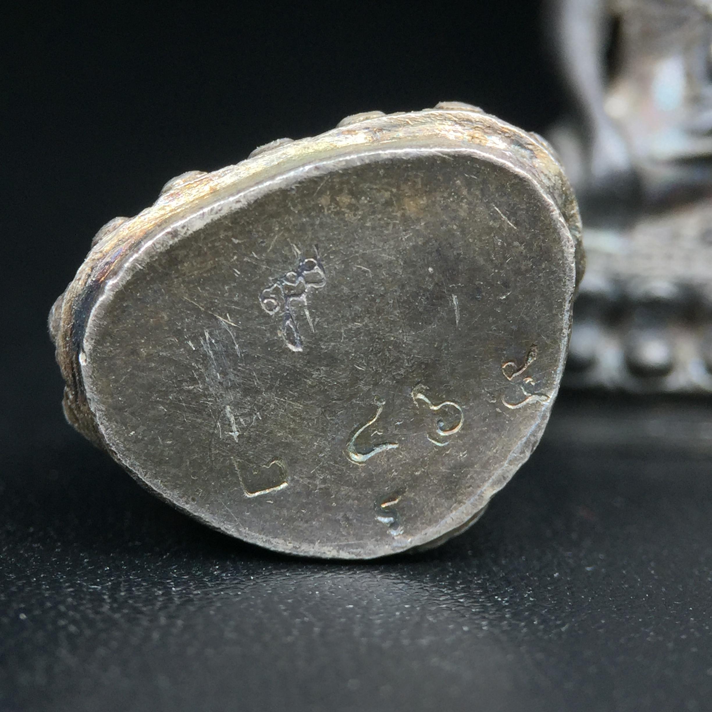 พระกริ่งศาสดา ภปร. วัดบวรนิเวศวิหาร ปี 2532 จัดสร้างในโอกาสสองทศวรรษรามาธิบดี เพื่อศูนย์การแพทย์สิริกิติ์ เนื้อเงิน+เนื้อนวโลหะ(1ชุดรวม 2 องค์) (พิธีใหญ่ มวลสารมงคล สวยงามเข้มขลัง)สมเด็จพระญาณสังวร สมเด็จพระสังฆราชฯเสด็จเททอง