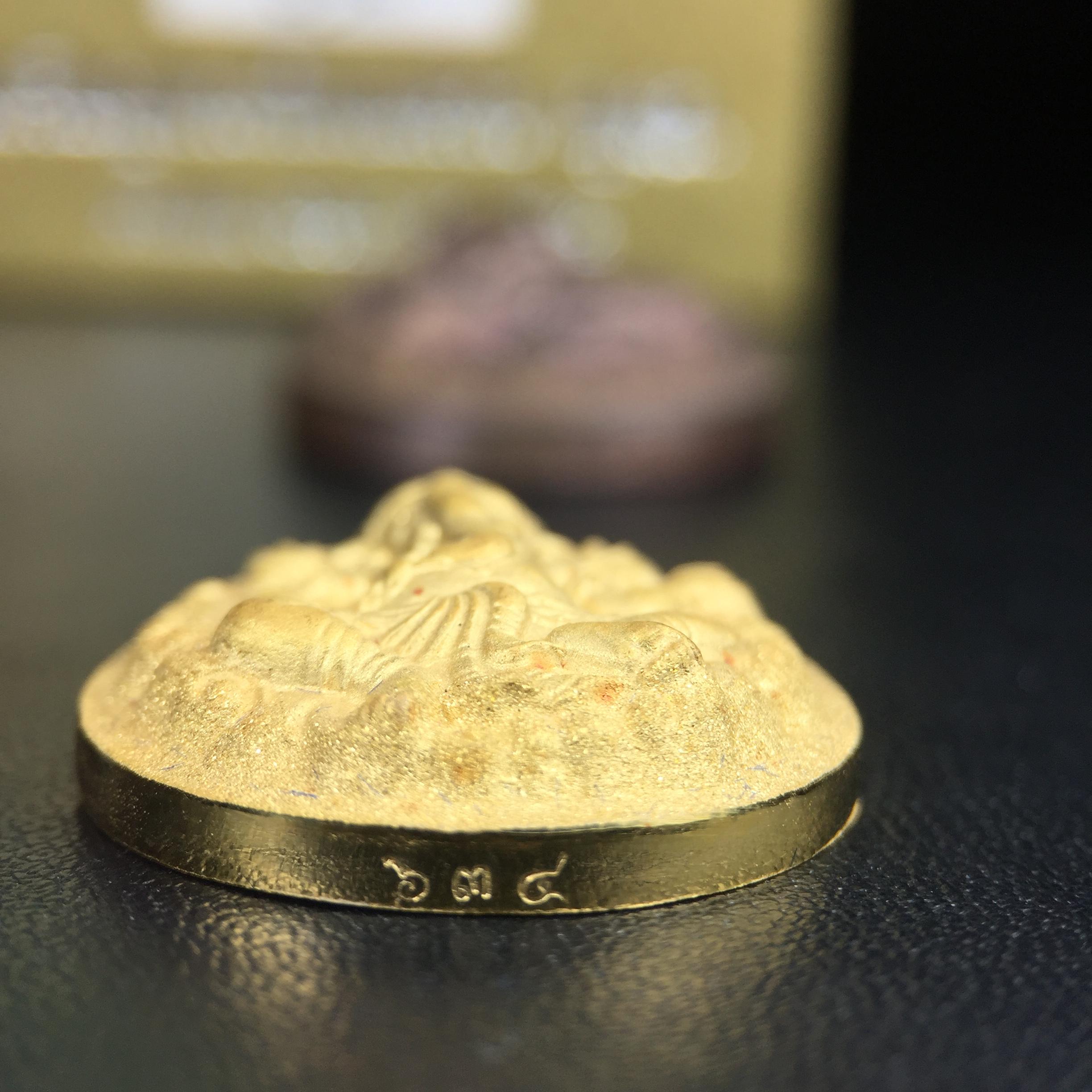 เหรียญพระพิฆเนศวร ญสส. ชุดกาญจนาภิเษกครองราชย์ 50 ปี พุทธศักราช 2538 วัดบวรนิเวศวิหาร ชุดทองคำพิมพ์ใหญ่(2.9 ซม.)(เนื้อทองคำ+เนื้อเงิน+เนื้อทองทิพย์) สภาพสวยเดิมพร้อมกล่องบรรจุเดิม ตอกโค๊ดหมายเลขกำกับ 634(พิธีใหญ่ พุทธศิลป์งดงาม)(นิยมหายาก)1 ใน 939 ชุด