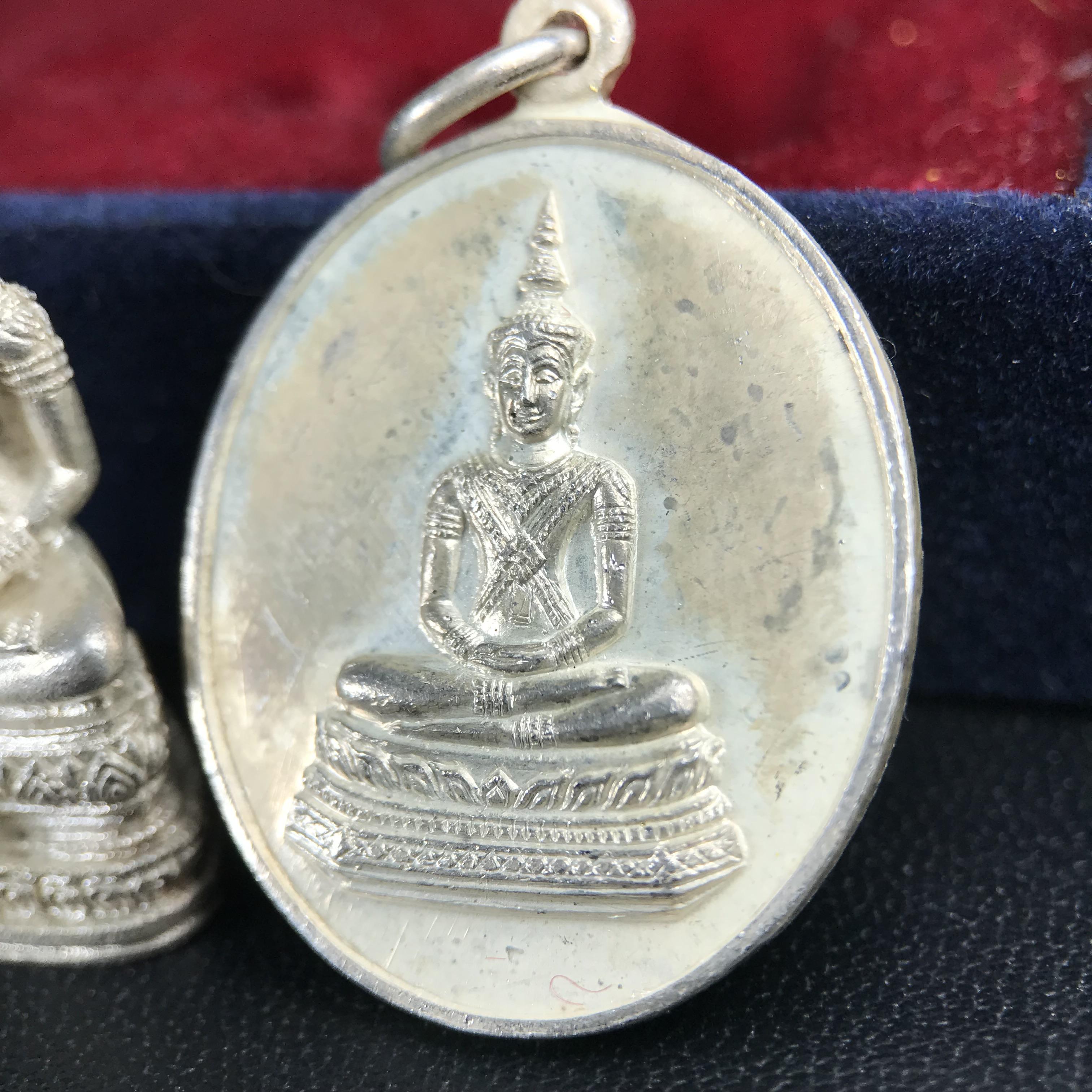 พระวาสนะเวศม์ พร้อมเหรียญ ชุดกรรมการ เนื้อเงิน(หายากพบเจอน้อย) สร้างในโอกาสสมเด็จย่าทรงเปิดสถานสงเคราะห์คนชรา 8 พฤษภาคม ปี 2530 กรมประชาสงเคราะห์จัดสร้าง พิธีปลุกเสก วัดบวรนิเวศวิหาร