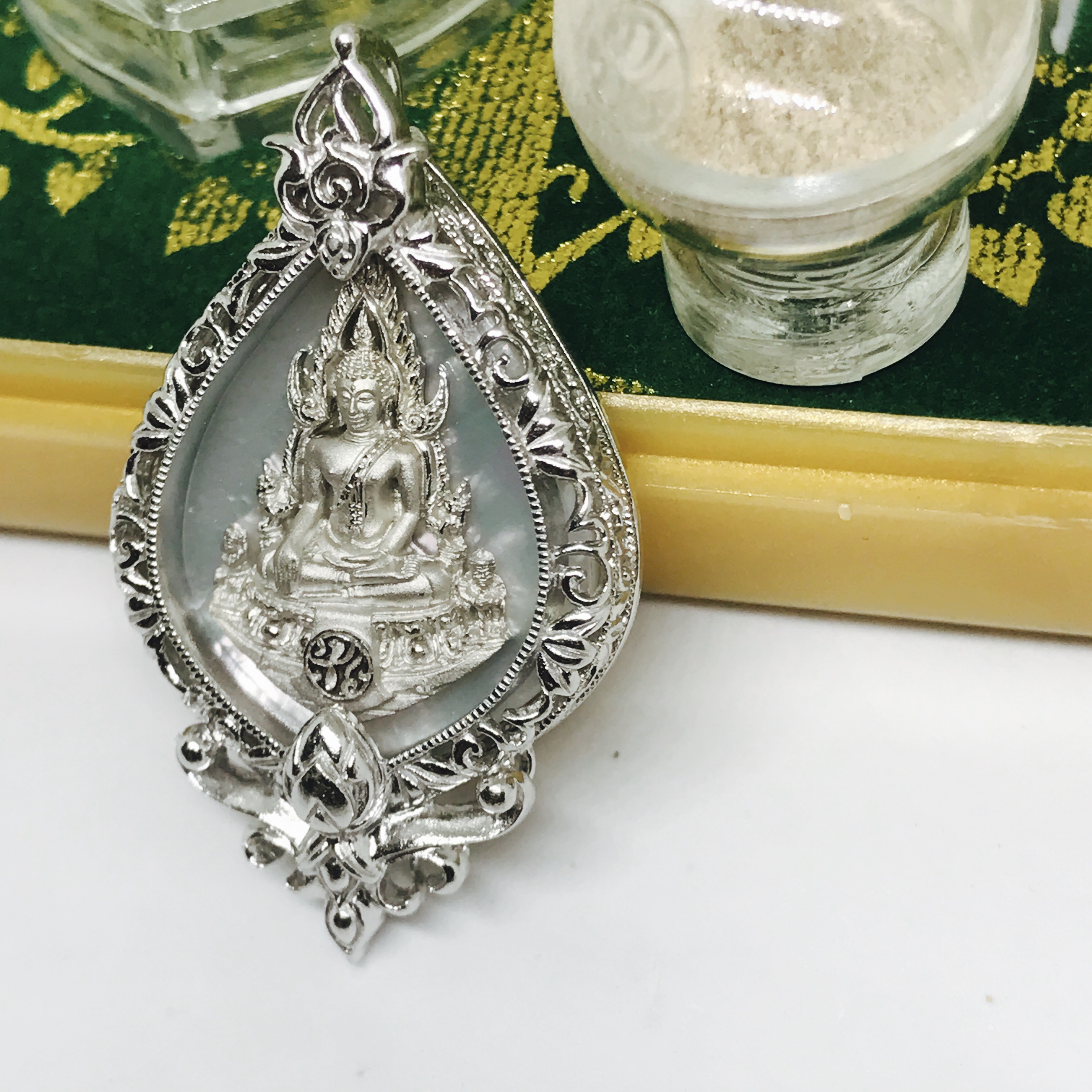 เหรียญพระพุทธชินราช(จำลอง) ภ.ป.ร. 84พรรษา ทรงหยดน้ำ เนื้อเงินชุบทองคำขาว