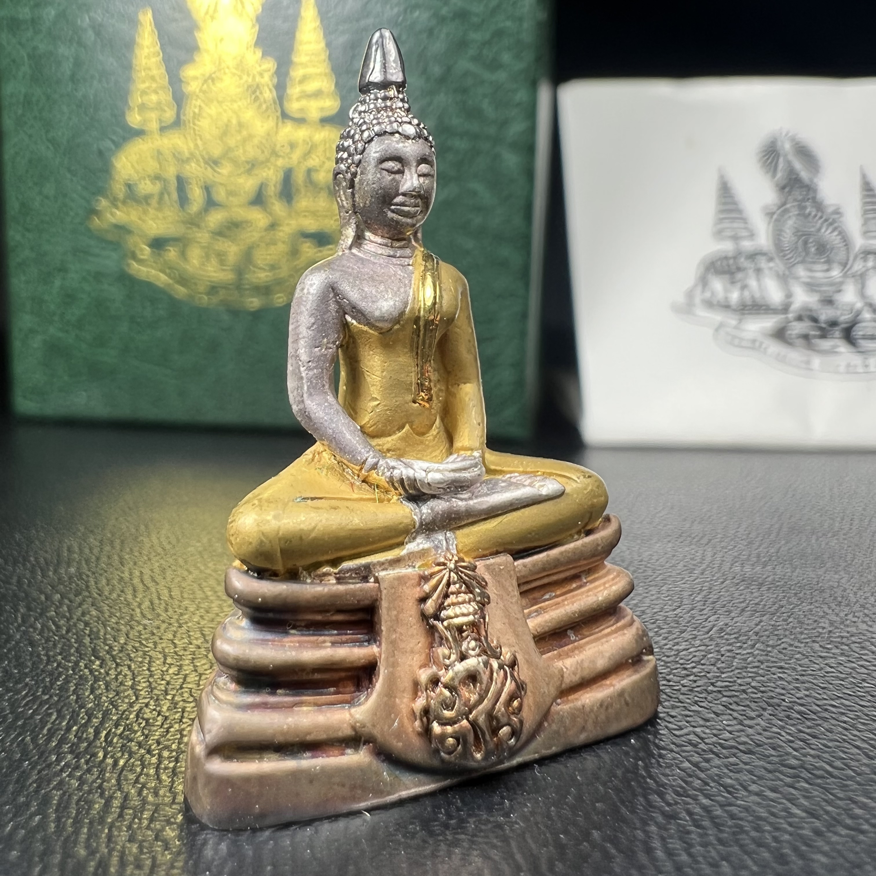 พระพุทธโสธร ภปร. รุ่นย้อนยุค สร้างพระอุโบสถ สมาคมชาวฉะเชิงเทรา จัดสร้าง ปี 2539 วโรกาสครองสิริราชสมบัติครบ 50 ปี เนื้อเงินสามกษัตริย์ทรายนวลขัดเงาบางส่วน(ผิวเดิม) พร้อมกล่องบรรจุและใบรับรองเดิม