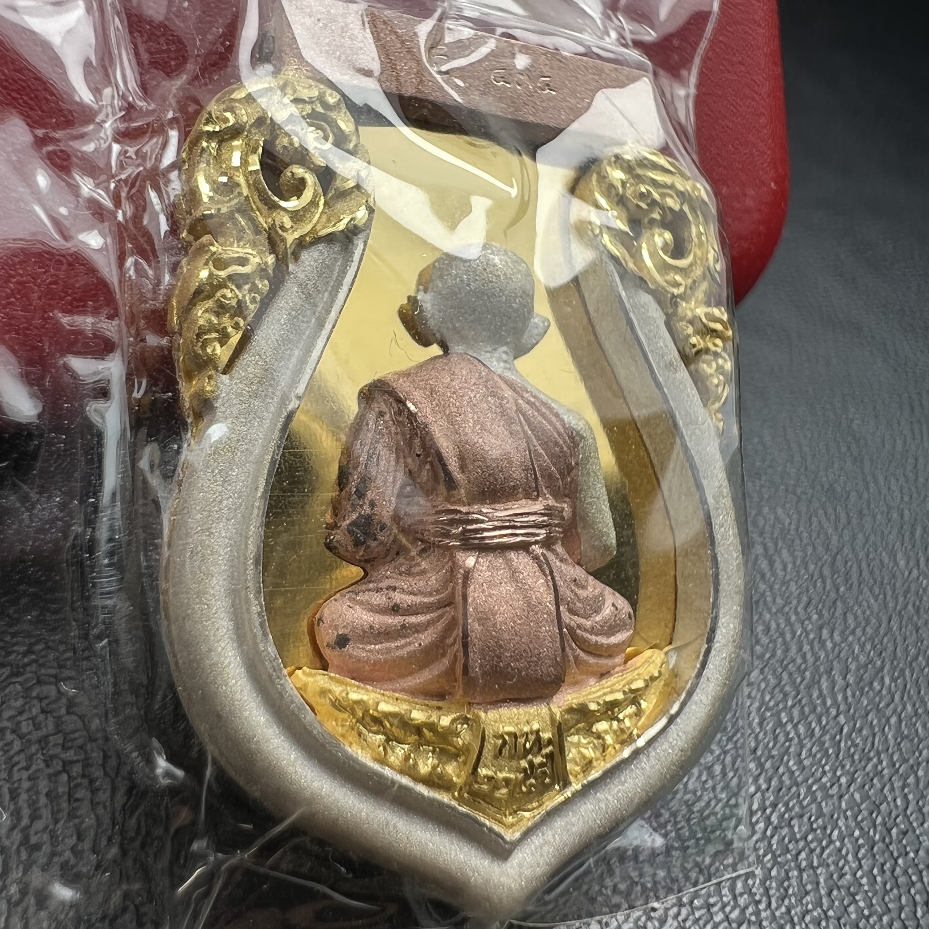 หลวงพ่อทวดเหยียบน้ำทะเลจืด รุ่นครบรอบกระทรวงกลาโหม 115 ปี พิธีปลุกเสก ณ มหาเจดีย์วัดพะโค๊ะ และบนเรือรบหลวงกองเรือยุทธการภาคที่ 2 กลางทะเล จังหวัดสงขลา ปี2545 เหรียญทรงเสมาเนื้อเงินสามกษัตริย์(ฉากพื้นหลังผิวกระจก) ตอกโค๊ตและหมายเลข ซีนซองเดิมกล่องบรรจุเดิม