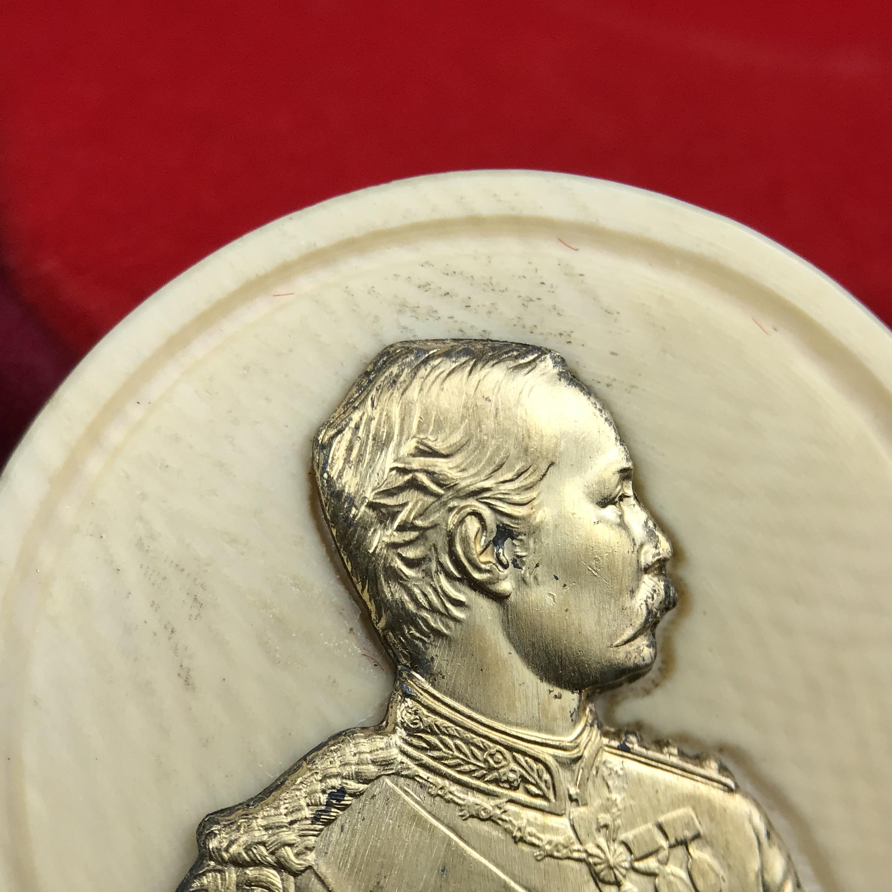 เหรียญรัชกาลที่ 5 คชสารหมื่นปี หลวงพ่ออุตตมะ วัดวังก์วิเวการาม ปี 2540 พิมพ์ใหญ่ขนาด 3.0 ซม. หน้ากากทองคำบริสุทธิ์ 99.99% (ผิวสวยเดิม)พร้อมกล่องบรรจุเดิมครบ(ควรคู่ผู้รู้คุณค่า ด้วยวัตถุมงคล เสริมบุญญาบารมี)