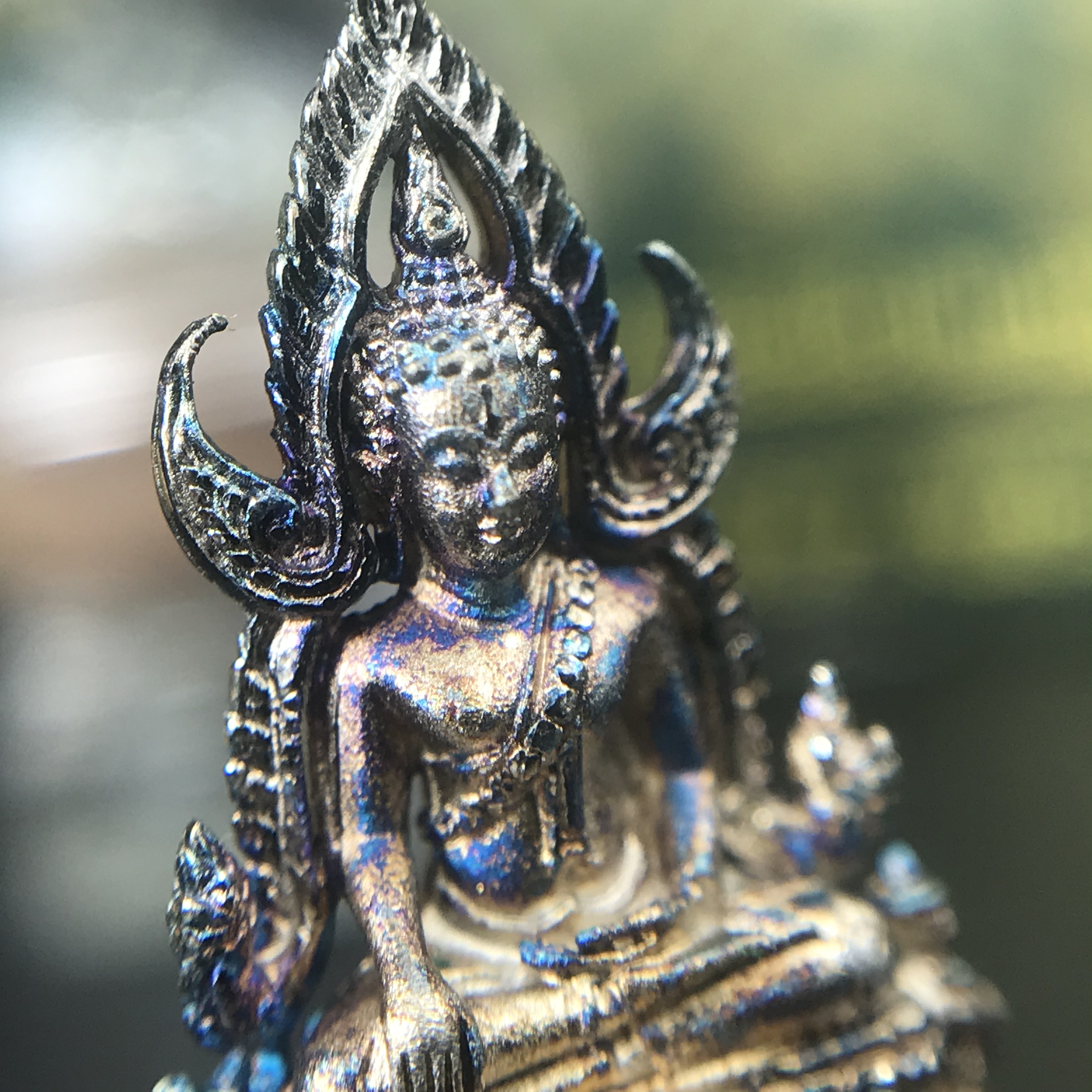 พระพุทธชินราช(จำลอง) ภปร. 84 พรรษา เนื้อเงินชุบทองคำขาว พิมพ์เล็กขนาดหน้าตัก 1/4 นิ้ว (สภาพผิวเดิมสวย ขึ้นสีรุ้งธรรมชาติ แบบนิยม)(พระราชทานมวลสาร จิตรลดาและเส้นพระเจ้า(เส้นผม))