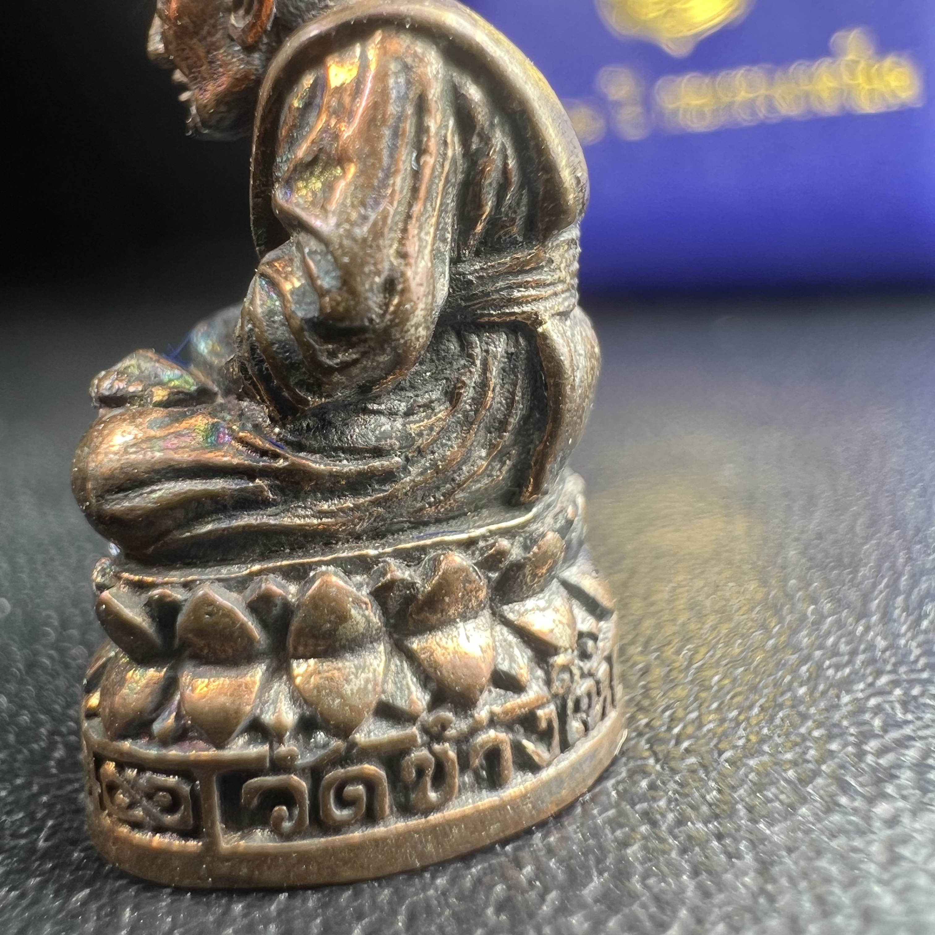 รูปเหมือนหล่อลอยองค์หลวงปู่ทวด รุ่น 111ปี กระทรวงกลาโหม เนื้อนวโลหะรมดำ-ปัดเงา ปี2540 พิธีใหญ่ เข้มขลัง นิยม พร้อมกล่องบรรจุเดิม(คัดสภาพสวยผิวเทพๆผิวรุ้งๆ)ทั้งพิธีทั้งพุทธศิลป์ทรงคุณค่าอีกหนึ่งรุ่นยอดนิยม