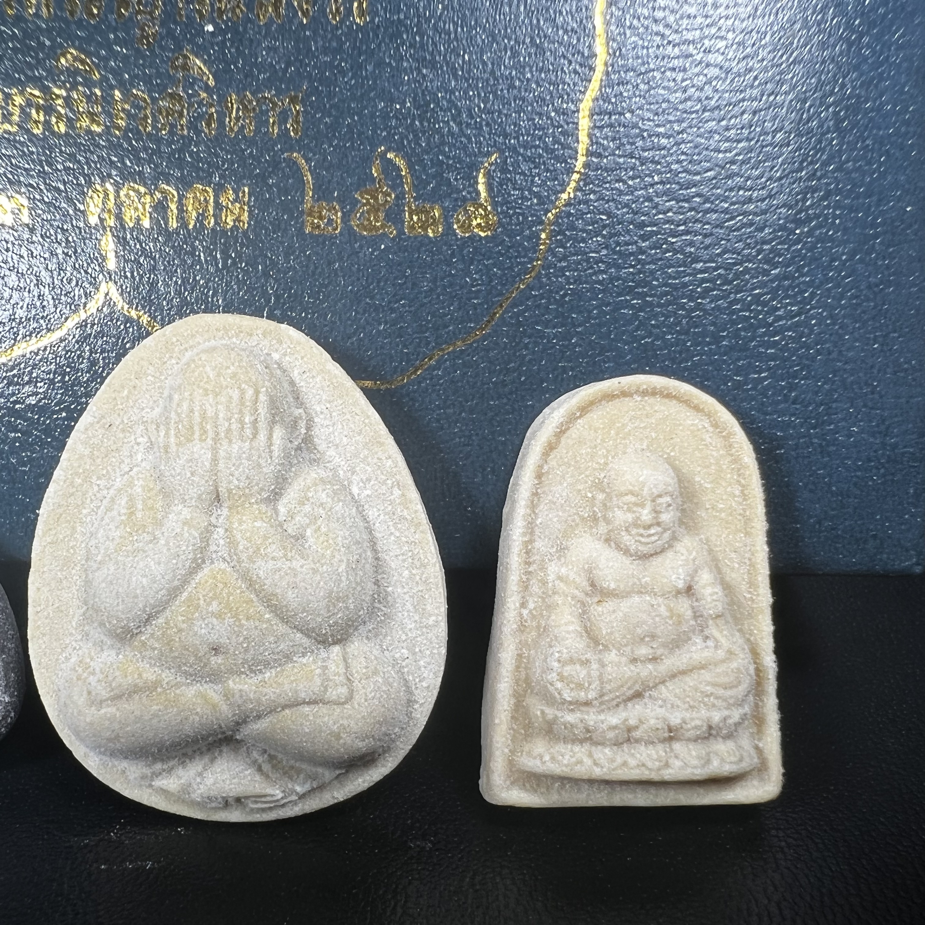 พระปิดตา รุ่นแรก ชุดกรรมการ ชุดมงคลการบำเพ็ญกุศลอายุครบ 6 รอบ(72 พรรษา) สมเด็จพระญาณสังวร วัดบวรนิเวศวิหาร วันที่ 2-3 ตุลาคม 2528 (1ชุดประกอบด้วยพระเนื้อผง 4 รายการ)ชุดกรรมการพร้อมกล่องบรรจุเดิมครบสมบูรณ์(หายาก)