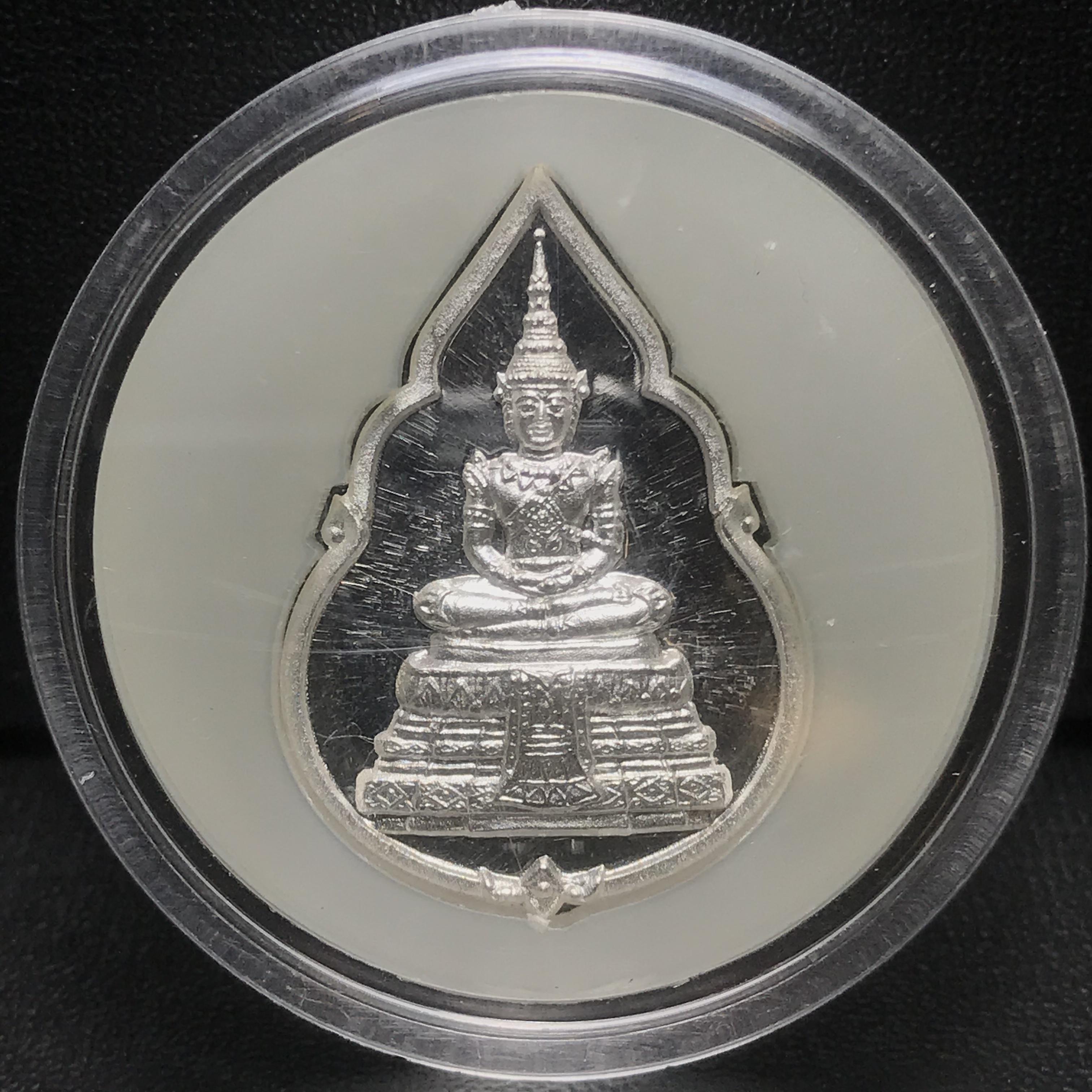 เหรียญพระแก้วมรกต ที่ระลึกในการหล่อเททองหล่อพระแก้วมรกต ครบรอบ 64 ปี กรมสรรพสามิต 2539 และในวโรกาสที่พระบาทสมเด็จพระเจ้าอยู่หัวทรงครองราชย์ครบ 50 ปี เมื่อ พ.ศ.2539 เนื้อเงินขัดเงา ทรงหยดน้ำ พร้อมตลับใส่ครบสมบูรณ์(เหรียญสภาพสวยเดิม พิธีใหญ่)