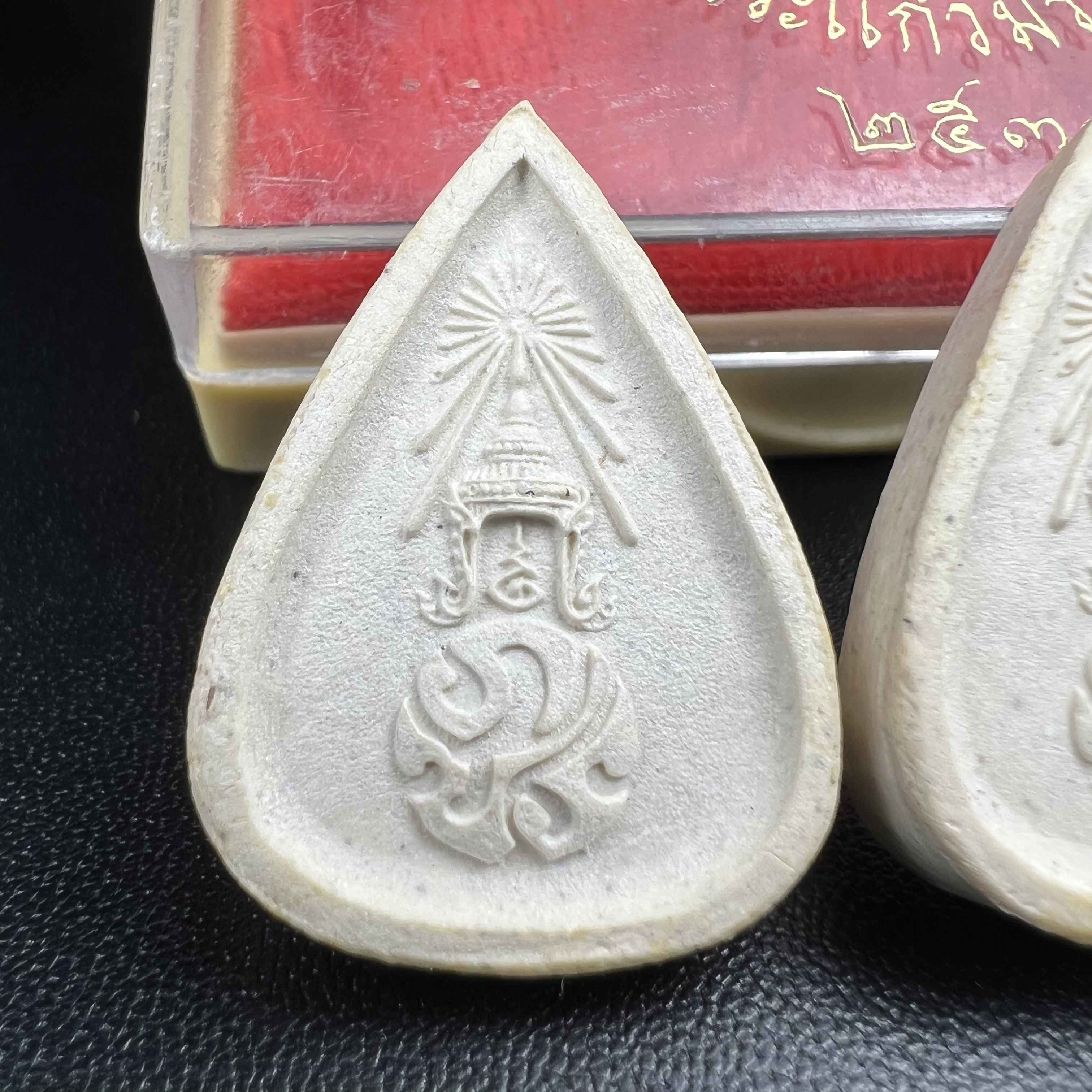 พระแก้วมรกต หลัง ภปร. เนื้อผง ปี2530 พระดี พิธีใหญ่ ประกอบพิธีพุทธาภิเษกพร้อมกับพิธีพระกริ่งปวเรศ ปี2530 วัดบวรนิเวศและวัดพระแก้ว(ครบชุดสามฤดูกล่องเดิมครบ)หายาก