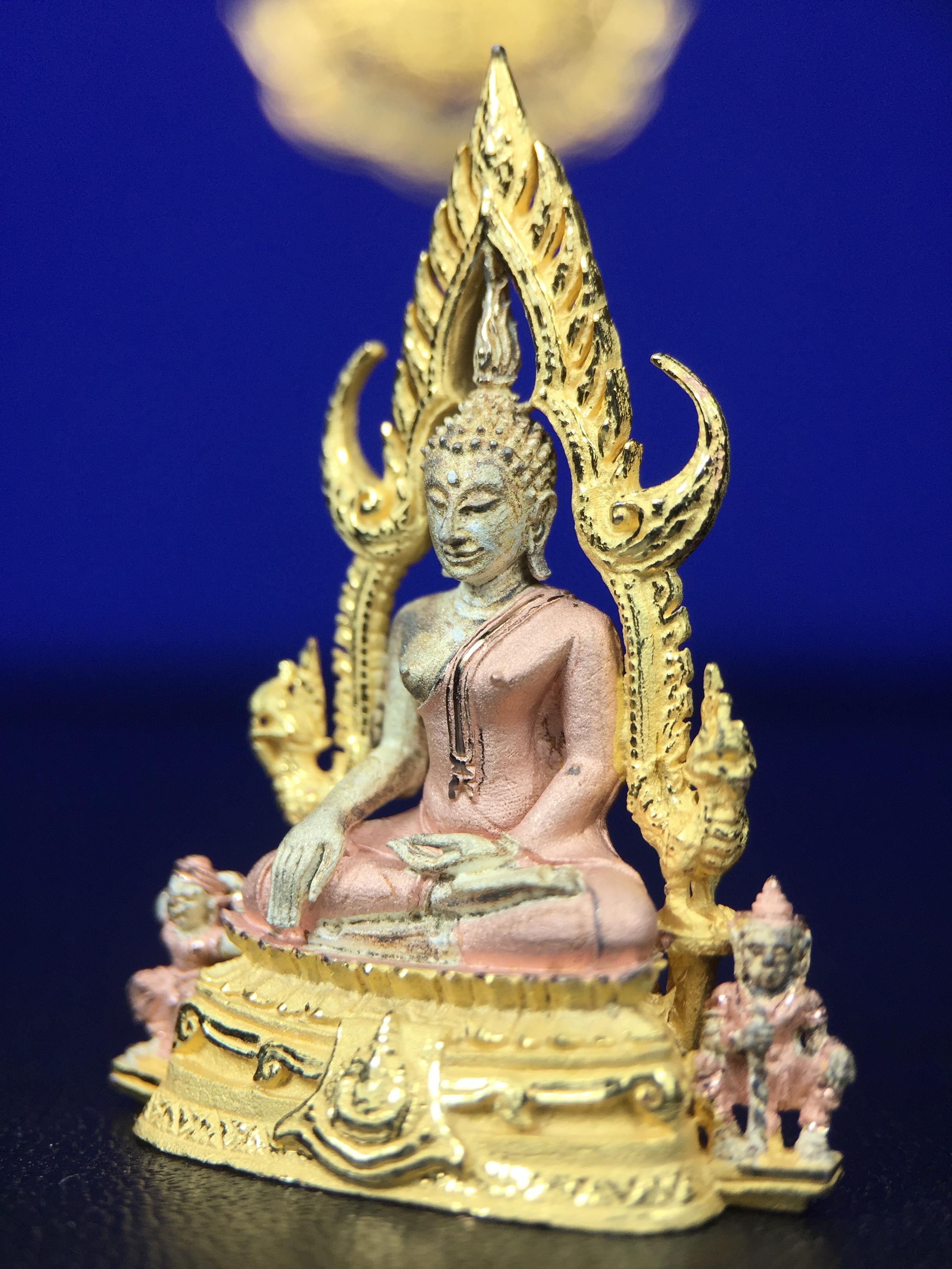 พระพุทธชินราช ภปร. ในวโรกาสพระราชพิธีมหามงคล เฉลิมพระชนมายุ6รอบ 5ธันวาคม2542 มูลนิธิพิทักษ์ดวงตาประชาชน จัดสร้าง เนื้อเงินบริสุทธิ์ 99.9% แบบสามกษัตริย์ขัดเงาบางส่วน พิมพ์ใหญ่ ขนาดสูง 3.4 ซม. พร้อมกล่องบรรจุเดิม