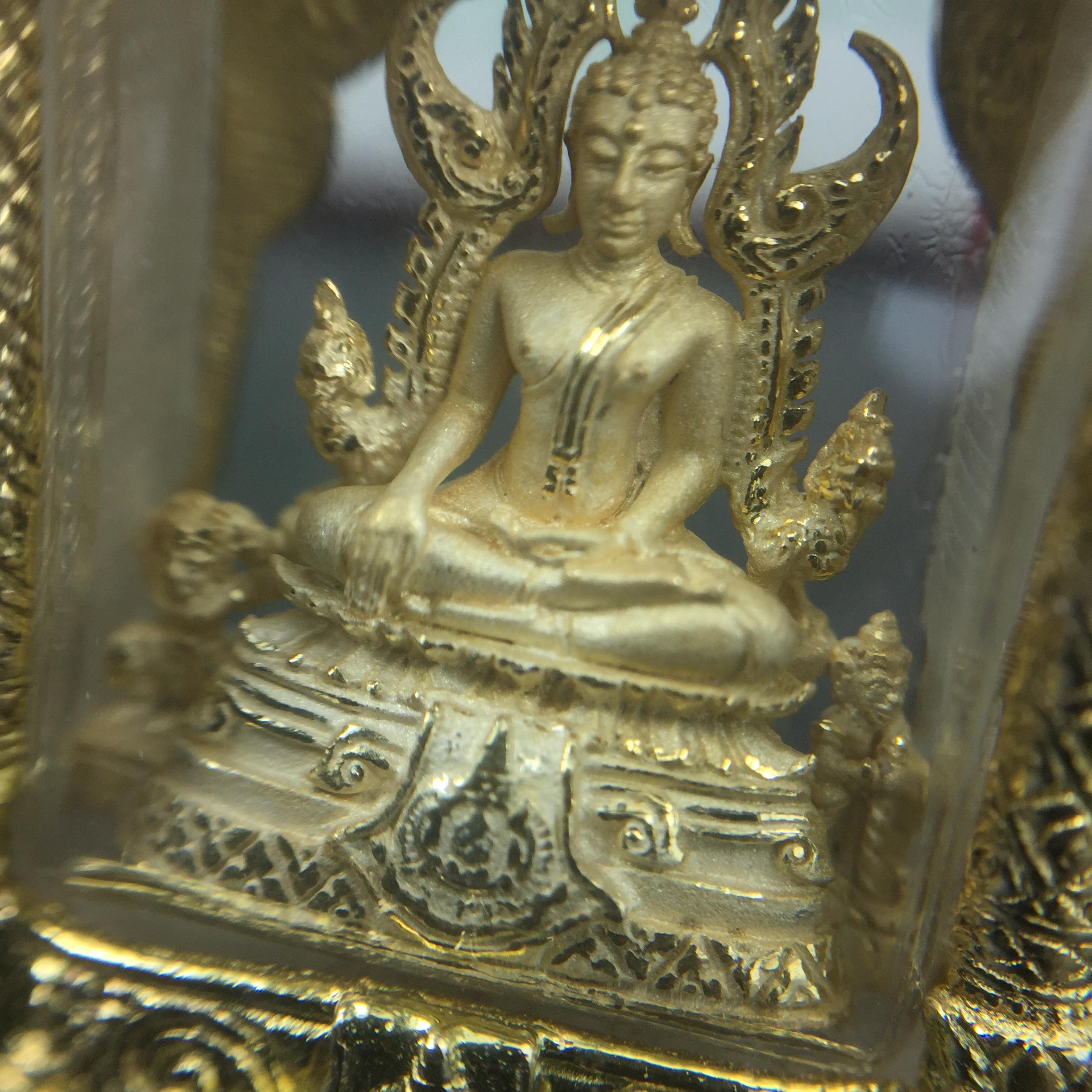 พระพุทธชินราช ภปร. ในวโรกาสเฉลิมพระชนมายุ6รอบ 5ธันวาคม2542 มูลนิธิพิทักษ์ดวงตาประชาชน จัดสร้าง พิมพ์กลาง ขนาดสูง 2.4 ซม. องค์พระเนื้อเงินแบบชุบทองประกายเพชร 3 ไมครอนพร้อมกรอบตลับเงินชุบทองคำบริสุทธิ์ 3 ไมครอน ประดับเพชร CZเกรดนอกพร้อมกล่องบรรจุเดิม(หายาก)