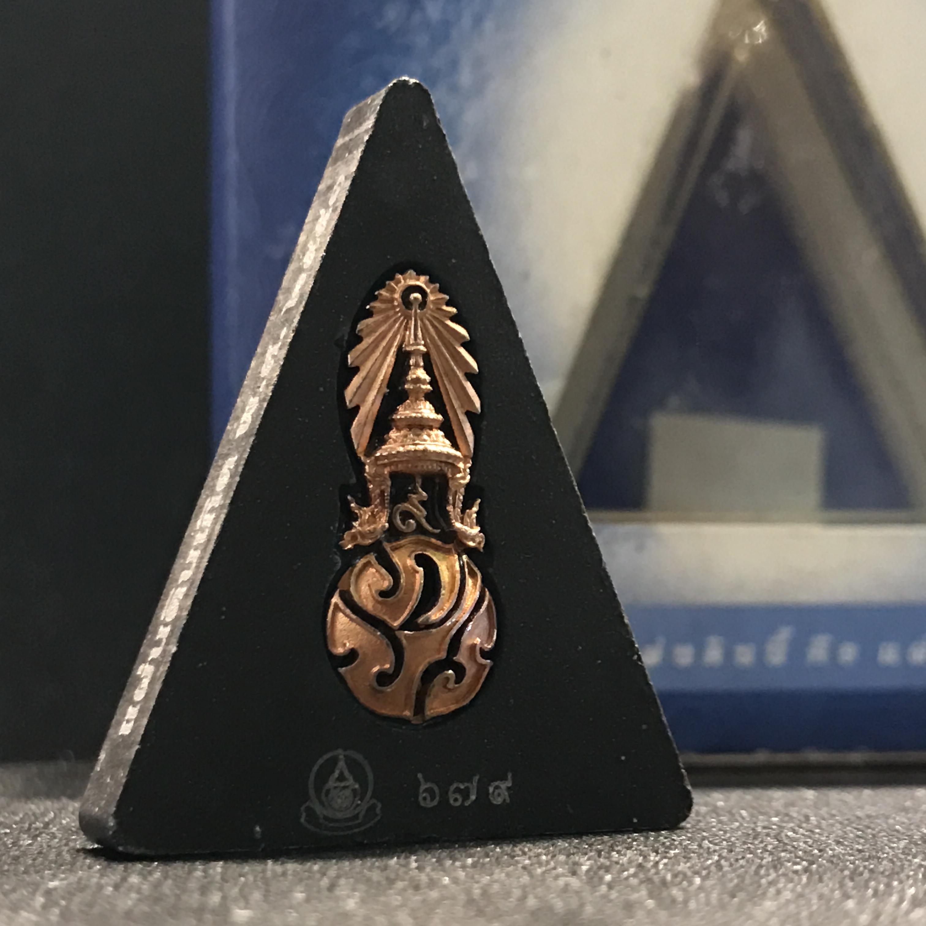 พระพุทธชินราช ภปรโครงการ เพราะแผ่นดินนี้คือแผ่นดินเกิด เนื้อผง ด้านหน้าปิดทอง หลัง ภ.ป.ร. ทองแดง ปี2551 มวลสารเส้นพระเจ้า (เส้นผม) ของพระบาทสมเด็จพระเจ้าอยู่หัวรัชกาลที่9