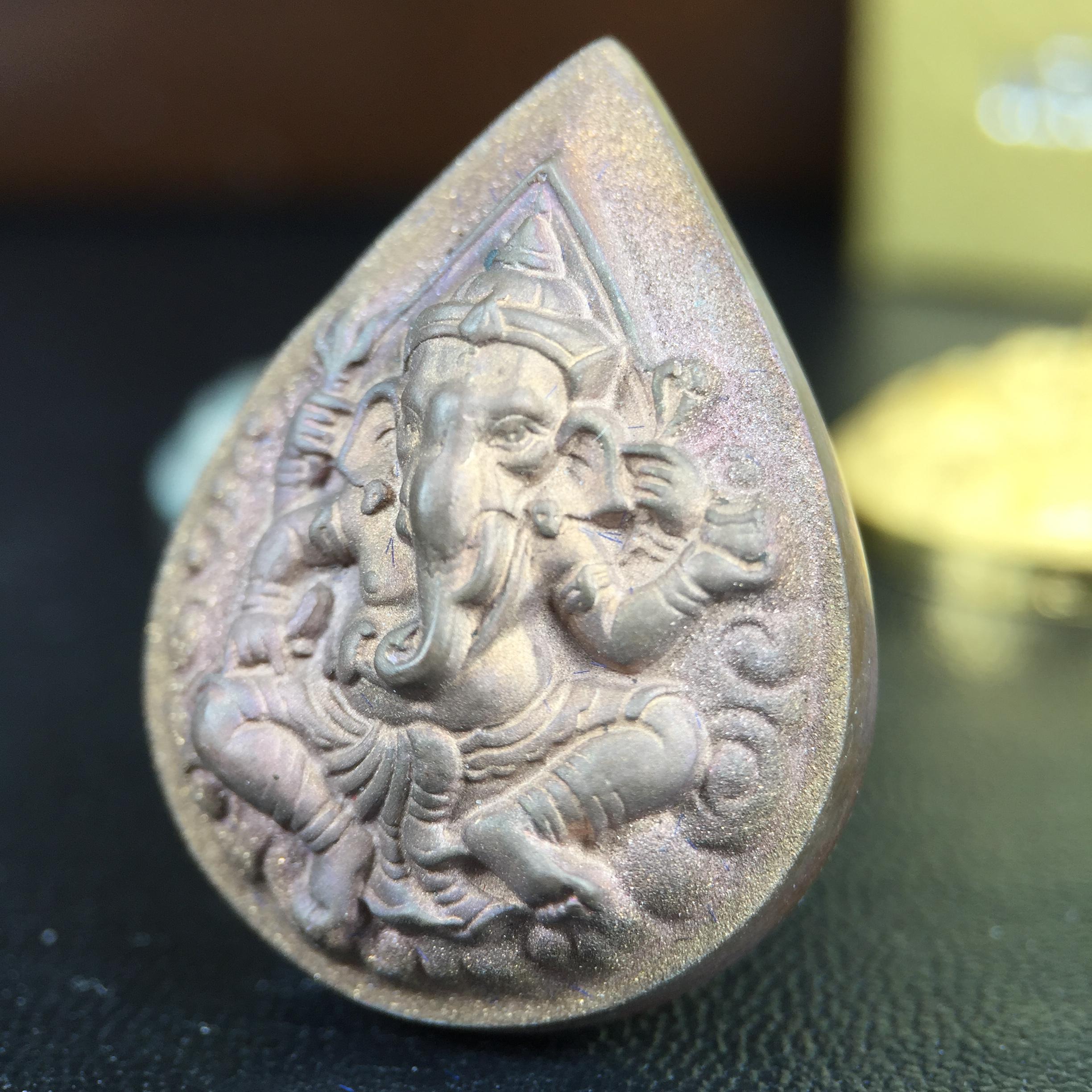 เหรียญพระพิฆเนศวร ญสส. ชุดกาญจนาภิเษกครองราชย์ 50 ปี พุทธศักราช 2538 วัดบวรนิเวศวิหาร ชุดทองคำพิมพ์ใหญ่(2.9 ซม.)(เนื้อทองคำ+เนื้อเงิน+เนื้อทองทิพย์) สภาพสวยเดิมพร้อมกล่องบรรจุเดิม ตอกโค๊ดหมายเลขกำกับ 634(พิธีใหญ่ พุทธศิลป์งดงาม)(นิยมหายาก)1 ใน 939 ชุด