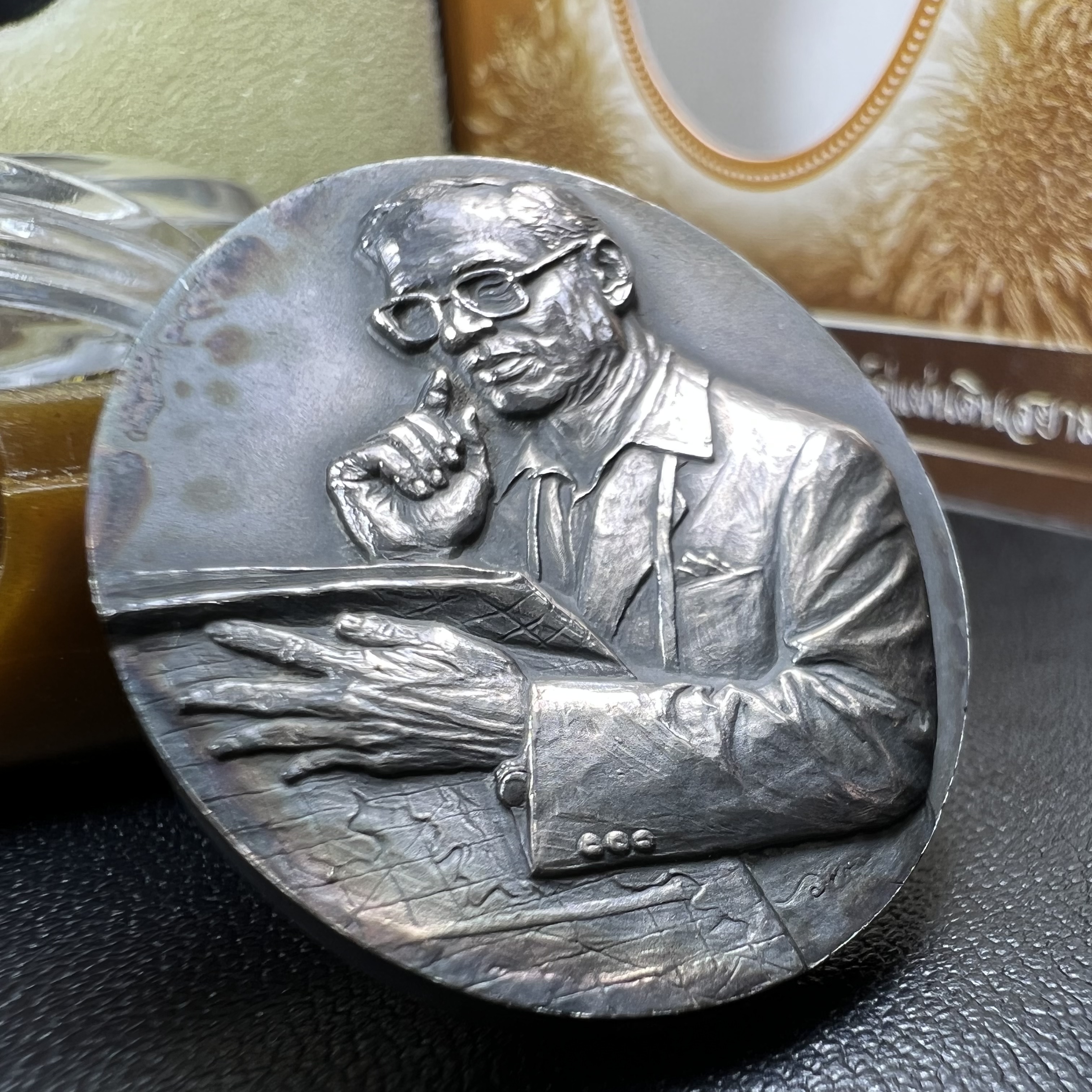 เหรียญรูปหล่อพระบาทสมเด็จพระเจ้าอยู่หัว ในหลวงทรงงาน “รุ่นเย็นศิระเพราะพระบริบาล 80พรรษา มหากษัตริย์คู่แผ่นดินสยาม” พ.ศ.2550 เนื้อเงินรมดำ(ขนาด 27*35 มม.) พร้อมกล่องบรรจุเดิมครบ