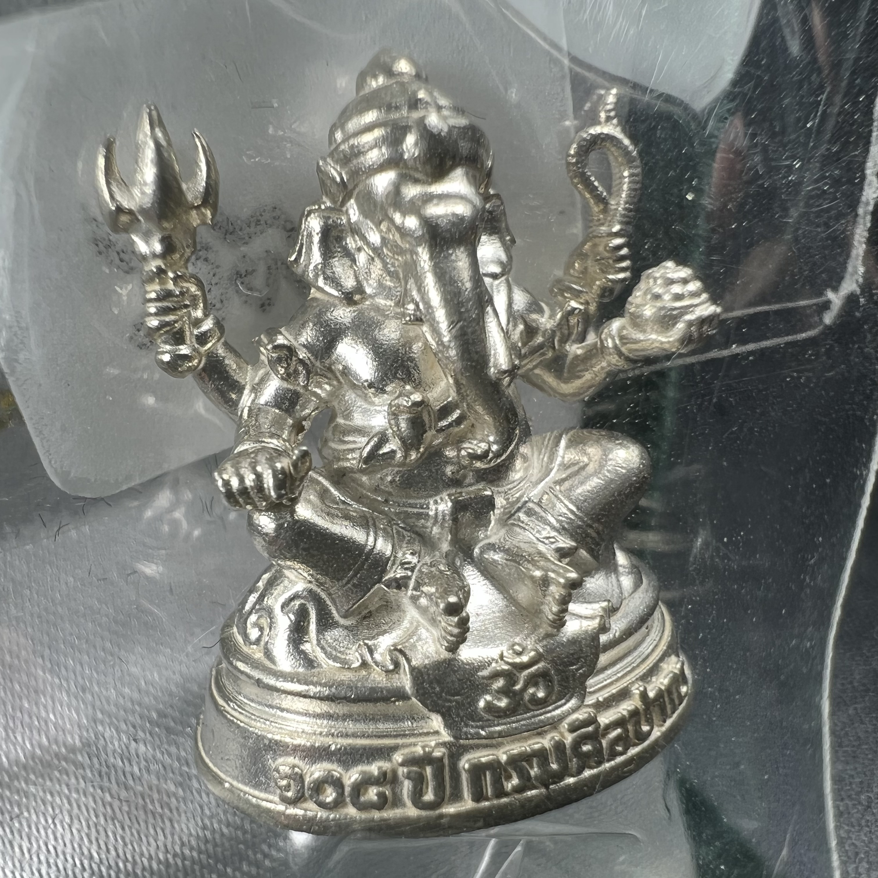 พระพิฆเนศวร รุ่น 108 ปี แห่งการสถาปนากรมศิลปากร ปี 2562 เนื้อเงิน ขนาดลอยองค์ หน้าตัก 1/2 นิ้ว(ขนาดประมาณ 1.8 x 2.1 ซม.)(พิธีใหญ่ มวลสารดี)(มีโค๊ดและหมายเลขกำกับเลข)1 ใน 1999 องค์