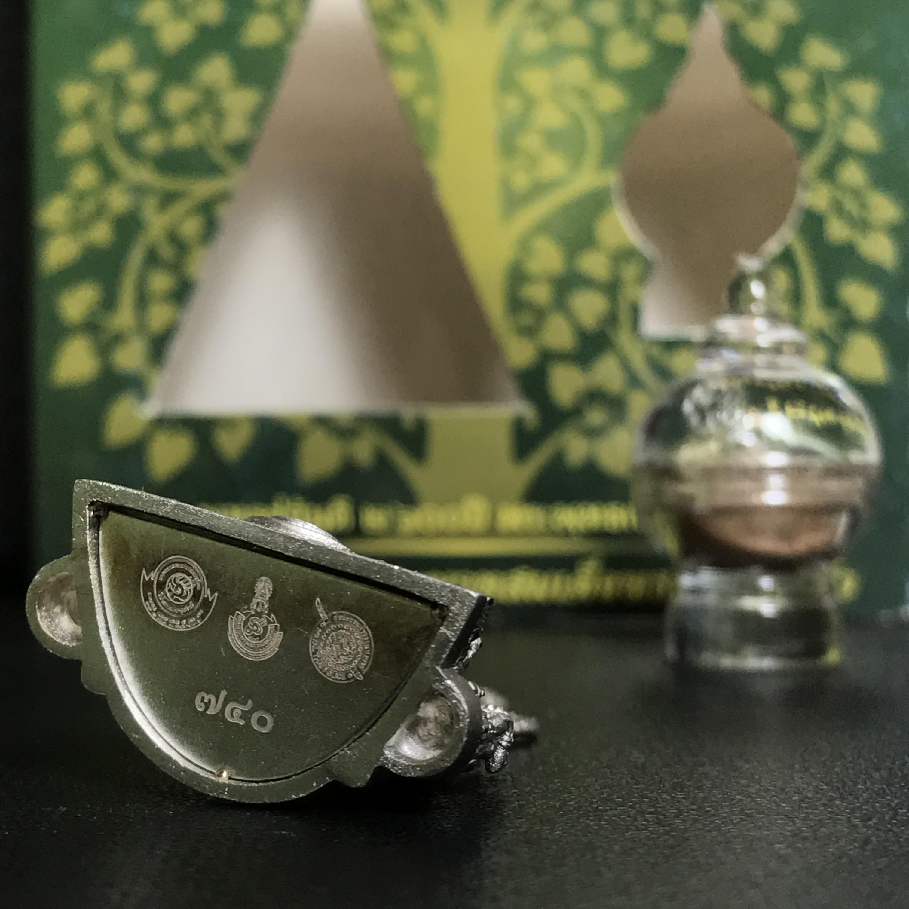 พระพุทธชินราช(จำลอง) ภปร. 84 พรรษา เนื้อเงินชุบทองคำขาว พิมพ์กลางขนาดหน้าตัก 1/2 นิ้ว(1ใน5000องค์) )(พระราชทานมวลสาร จิตรลดาและเส้นพระเจ้า(เส้นผม)รัชกาลที่9)