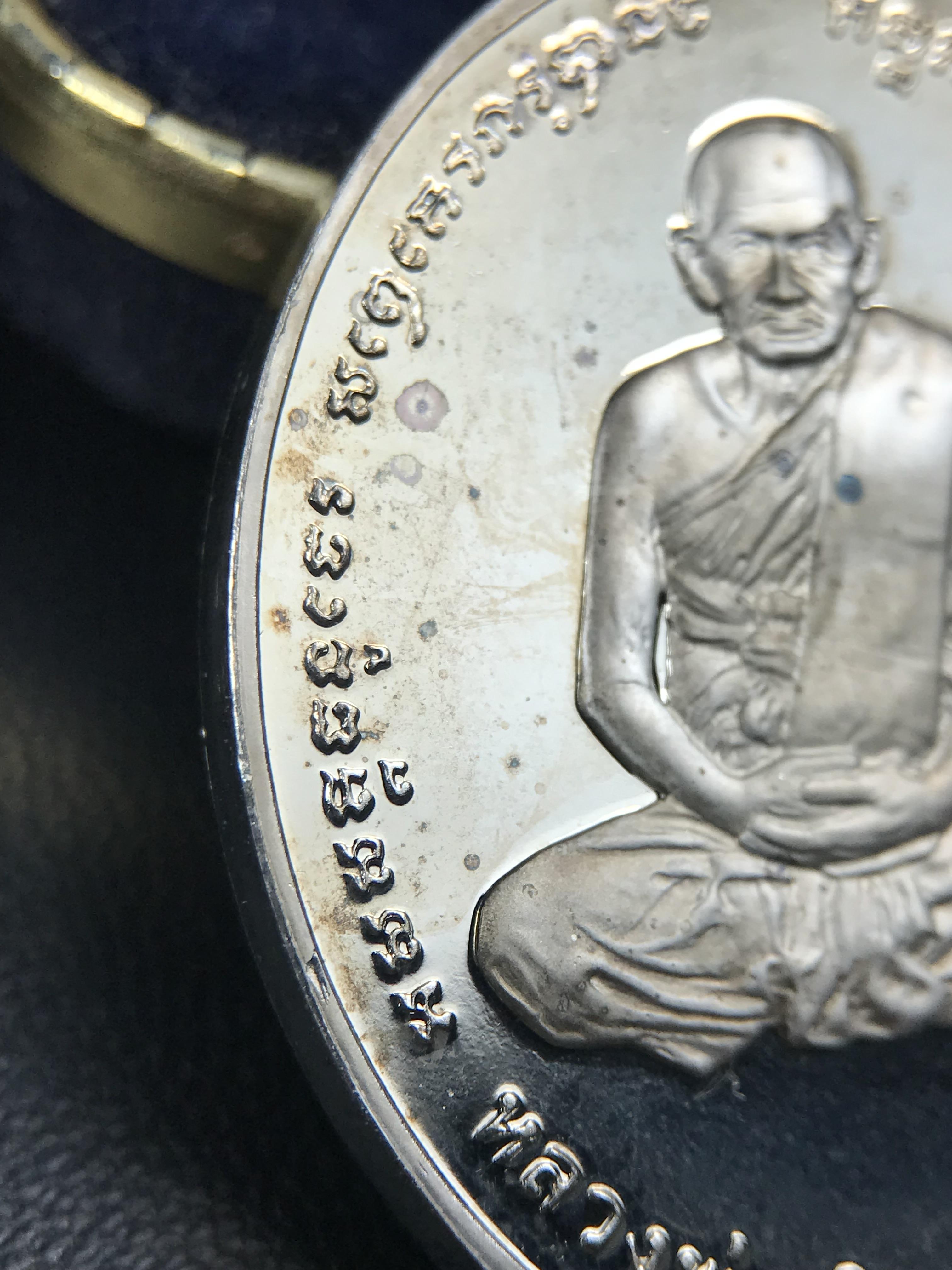 เหรียญหลวงพ่อเงิน – กรมหลวงชุมพรฯ วัดบางคลาน เหรียญไข่สองหน้า เนื้อเงิน 99.99% ขัดเงา ขนาดสูง 3.1 ซม. ประกอบพิธีมหาพุทธาภิเษก ณ อุโบสวัดหิรัญญาราม(วังตะโก) บางคลาน จ.พิจิตร เมื่อวันอังคารที่ 3 มี.ค.2541( เหรียญออกโดยโรงงานกษาปณ์ เพิร์ธ ประเทศออสเตรเลีย )